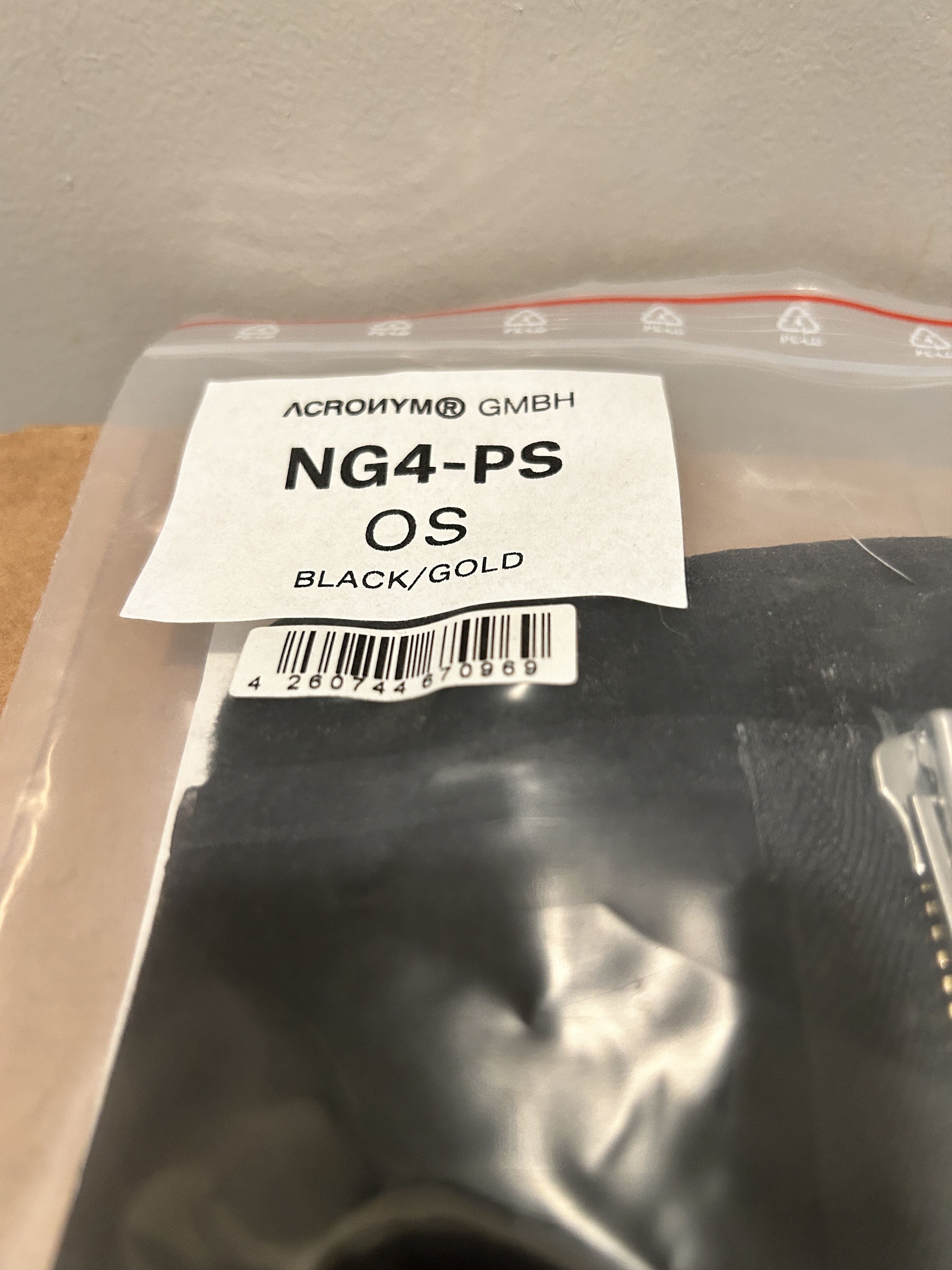 Acronym Acronym ng4-ps neck gaitor black/GOLD mask balaclava Zipper Size ONE SIZE - 2 Thumbnail