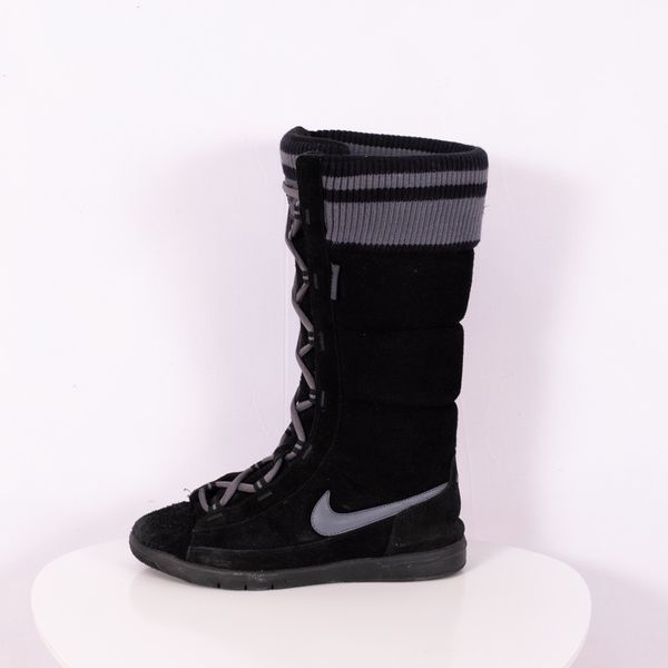 Knee high hot sale nike sneakers