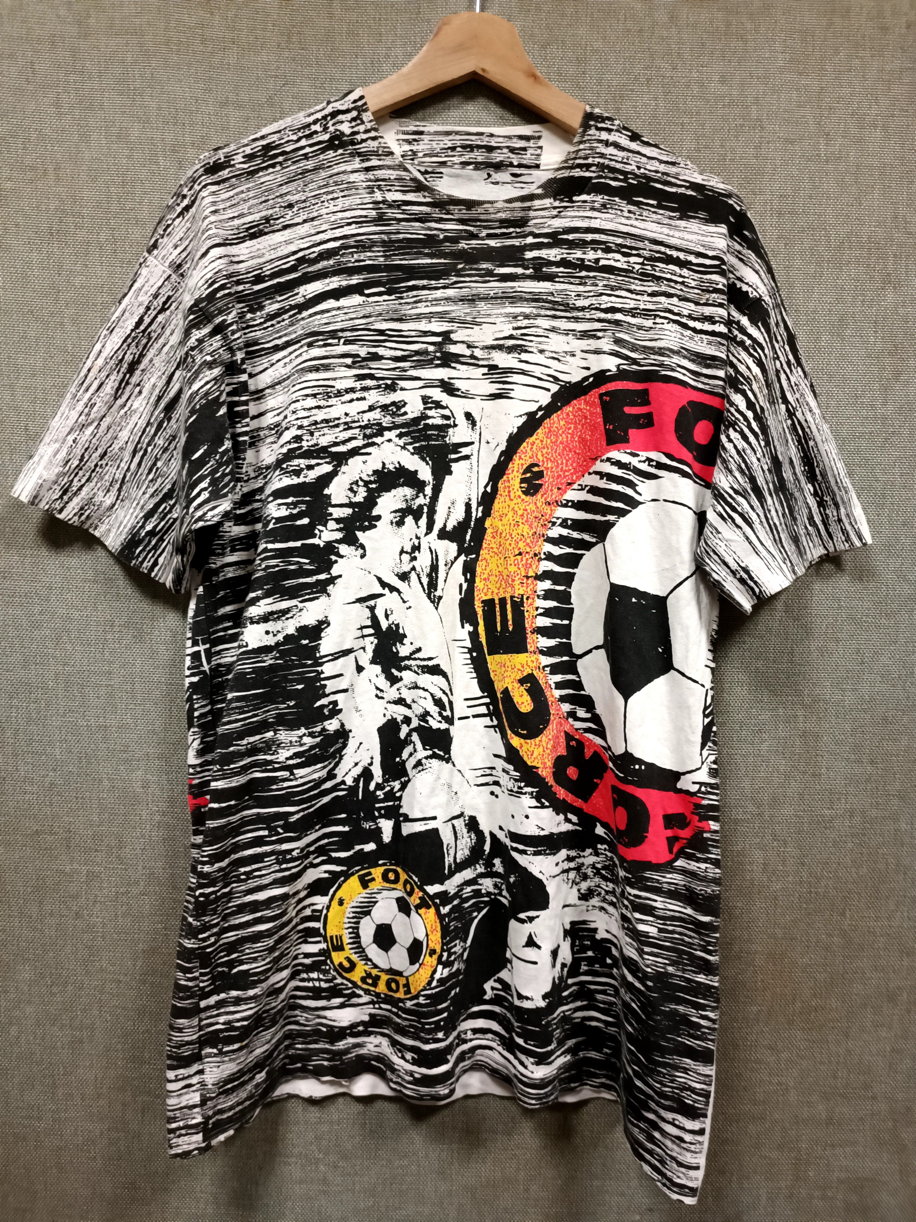 Vintage vintage 90s t shirt over print foot force Size US L / EU 52-54 / 3 - 1 Thumbnail