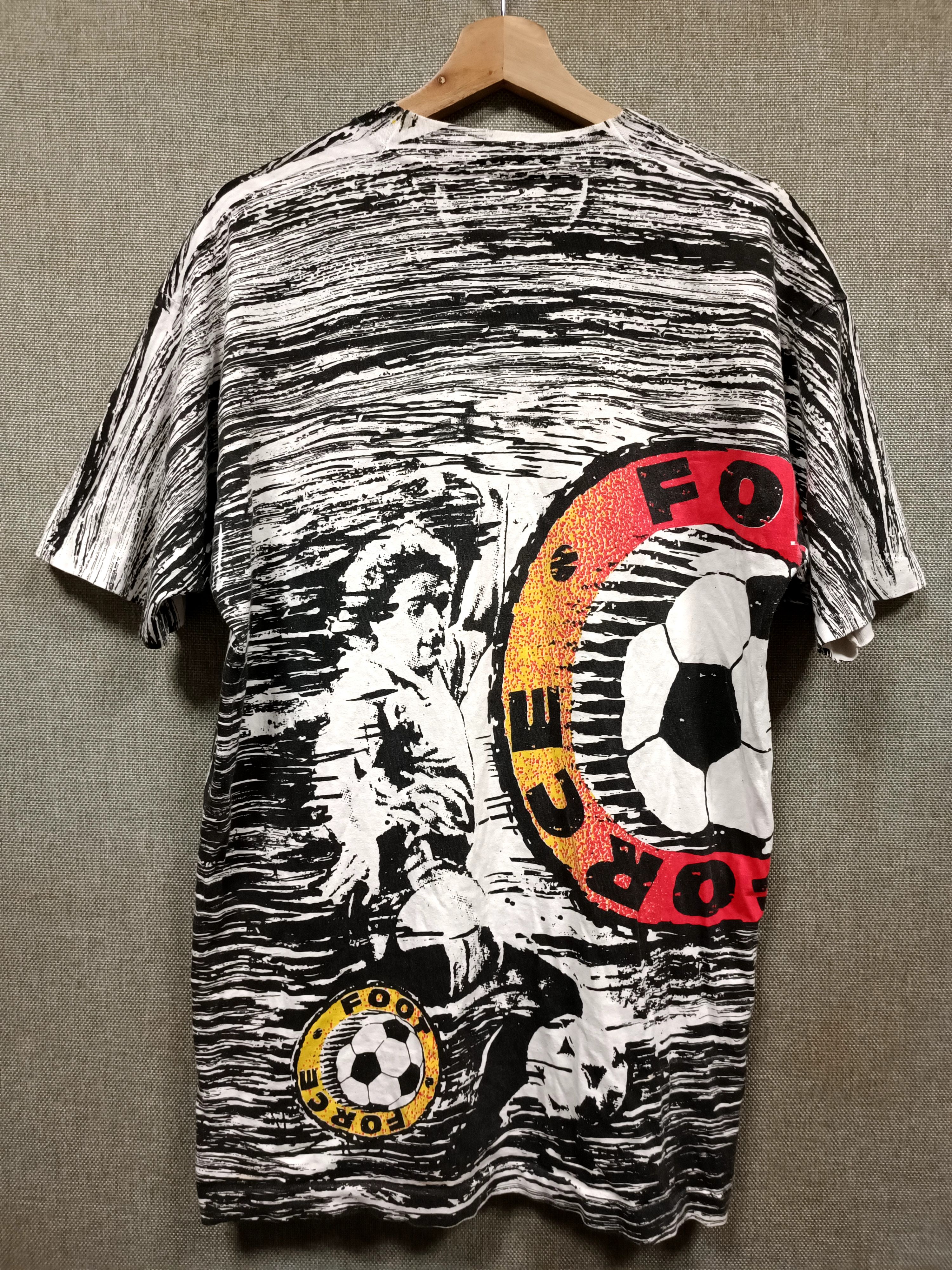 Vintage vintage 90s t shirt over print foot force Size US L / EU 52-54 / 3 - 2 Thumbnail