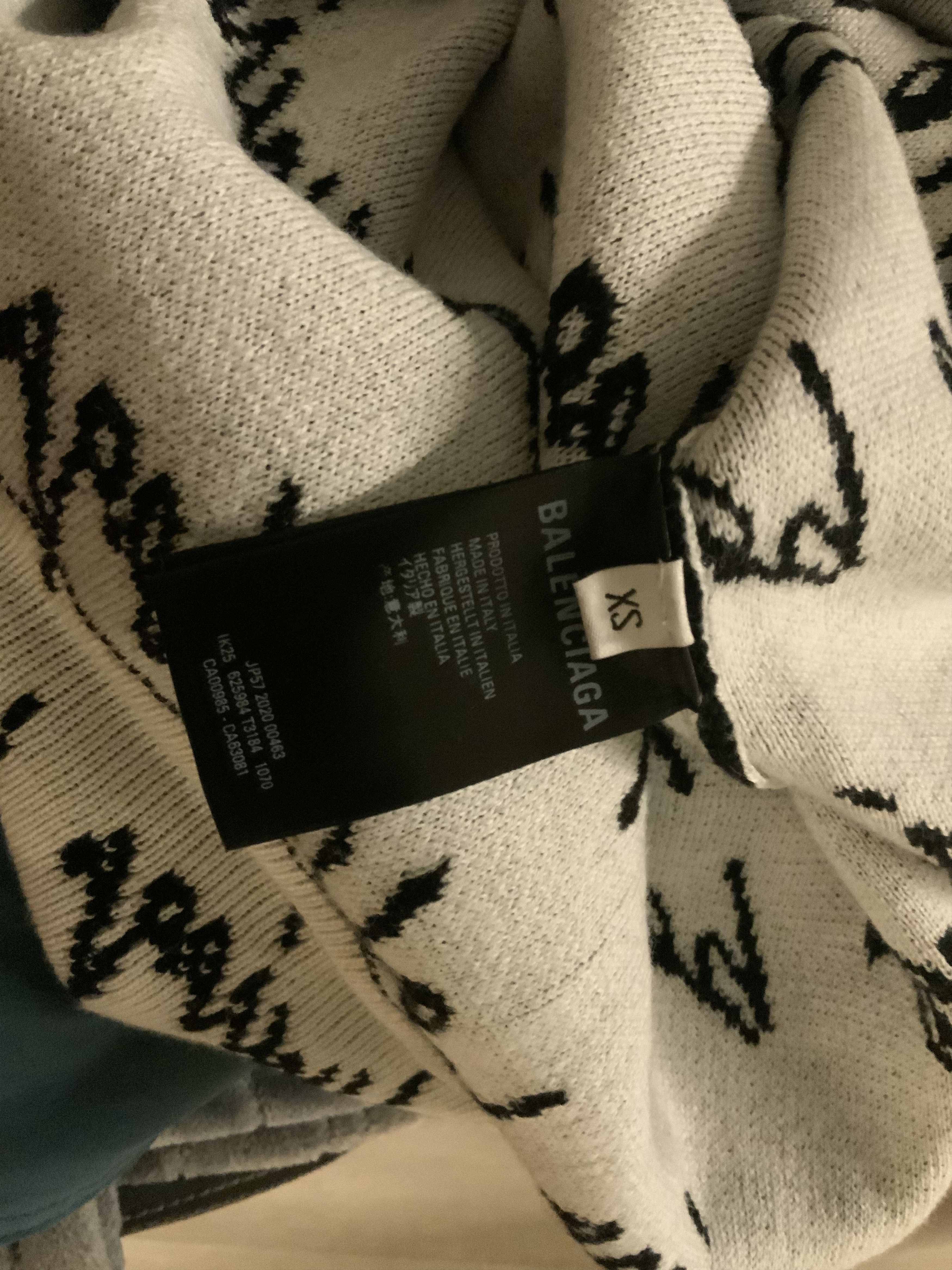BALENCIAGA ロゴスカーフ アイボリー BALENCIAGA バレンシアガ ロゴ スカーフ シルク - メルカリ