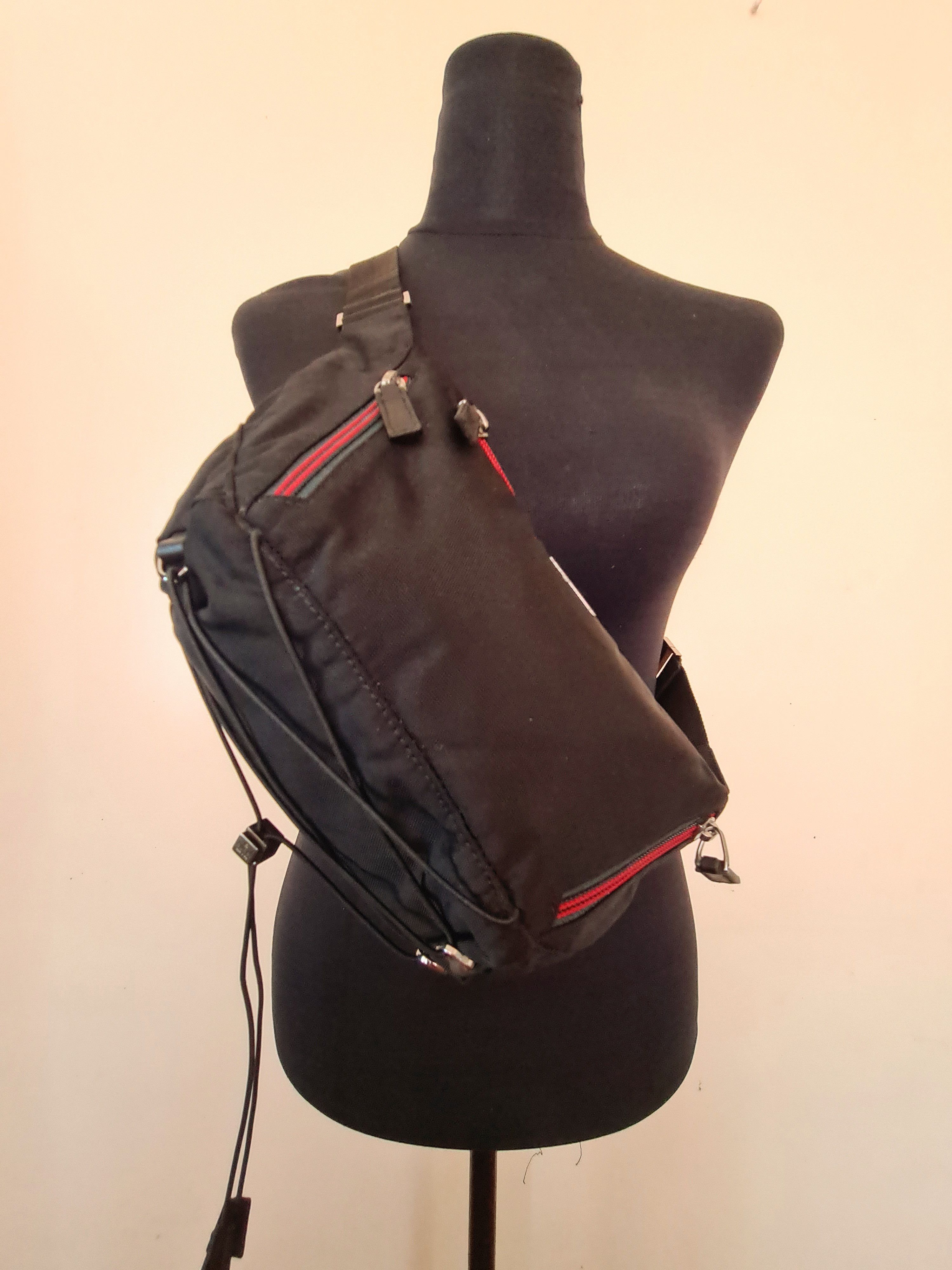Gucci Rare GUCCI Black Canvass Web Zip Drawstring Beltbag Size ONE SIZE - 8 Thumbnail