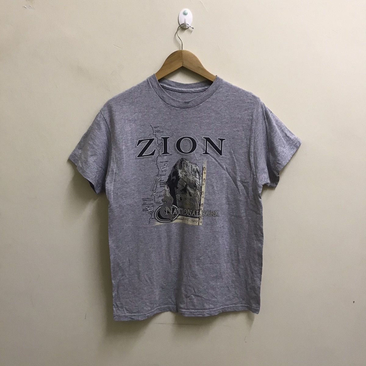 Arts & Science VINTAGE ZION NATIONAL PARK TSHIRT Size US S / EU 44-46 / 1 - 2 Thumbnail