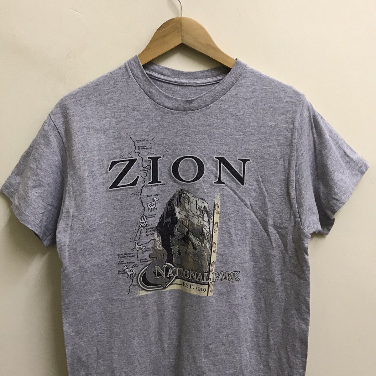 Arts & Science VINTAGE ZION NATIONAL PARK TSHIRT Size US S / EU 44-46 / 1 - 3 Thumbnail