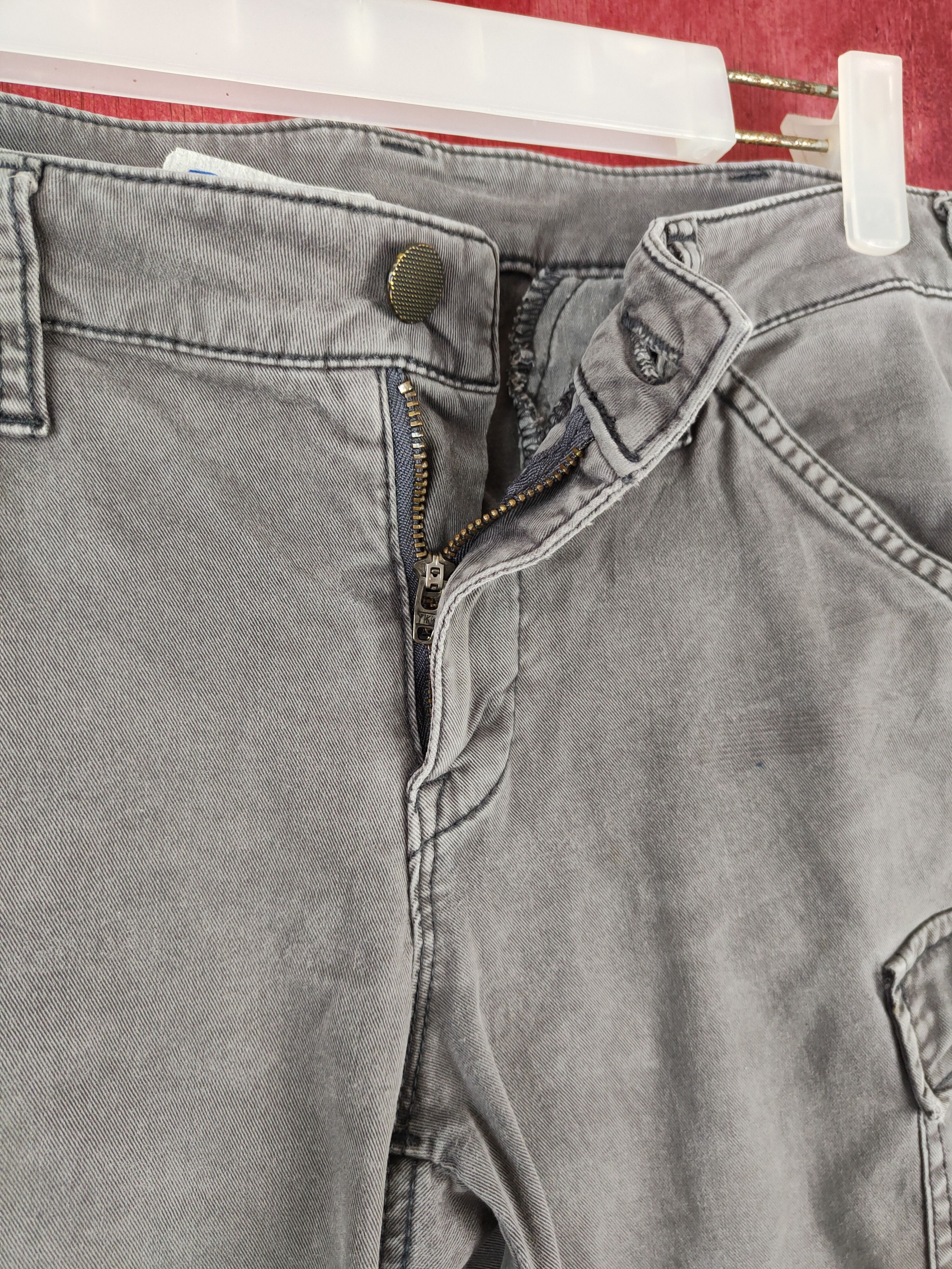 Japanese Brand × Vintage Uniqlo Grey Slimfit Multi Pocket Tactical Cargo Pants #5942 Size US 28 / EU 44 - 3 Thumbnail