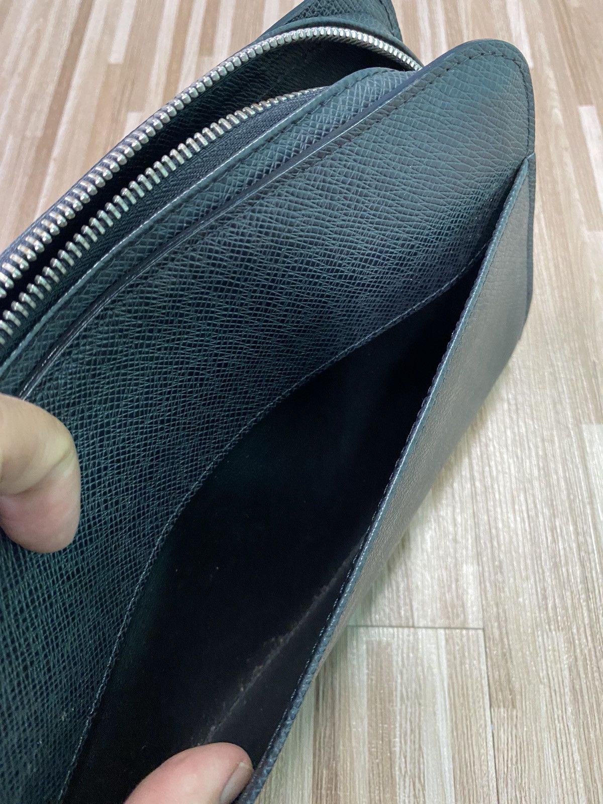 Louis Vuitton Authentic Louis Vuitton Black Taiga Clutch Size ONE SIZE - 10 Thumbnail
