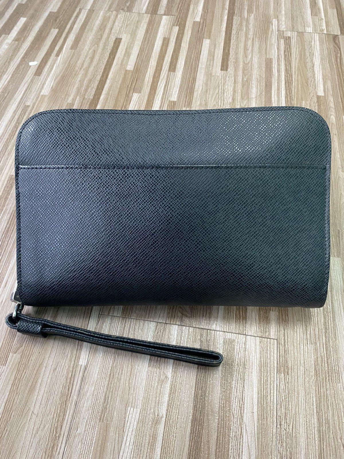 Louis Vuitton Authentic Louis Vuitton Black Taiga Clutch Size ONE SIZE - 21 Thumbnail