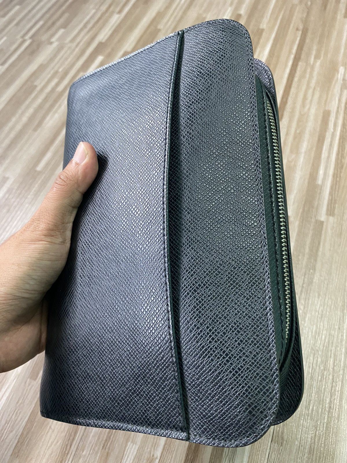 Louis Vuitton Authentic Louis Vuitton Black Taiga Clutch Size ONE SIZE - 9 Thumbnail