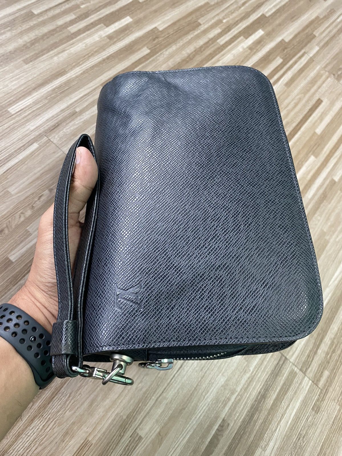 Louis Vuitton Authentic Louis Vuitton Black Taiga Clutch Size ONE SIZE - 15 Thumbnail