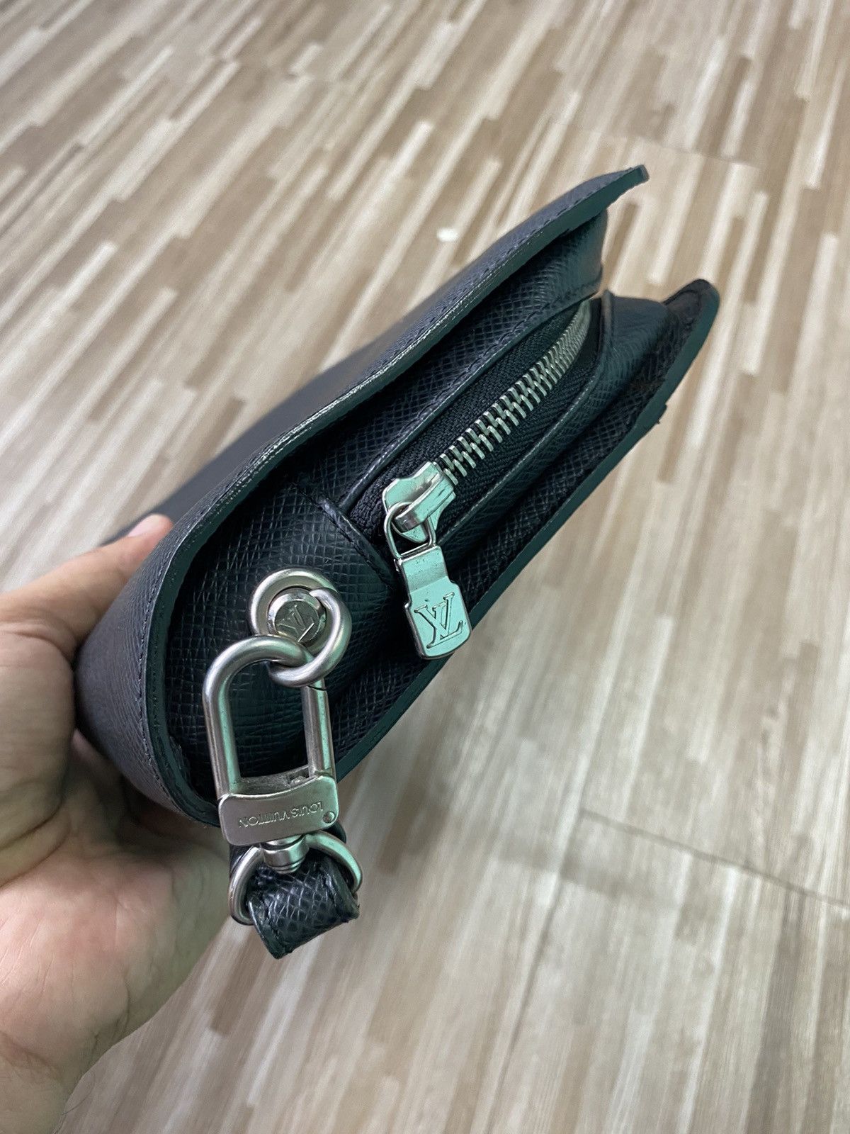 Louis Vuitton Authentic Louis Vuitton Black Taiga Clutch Size ONE SIZE - 19 Thumbnail