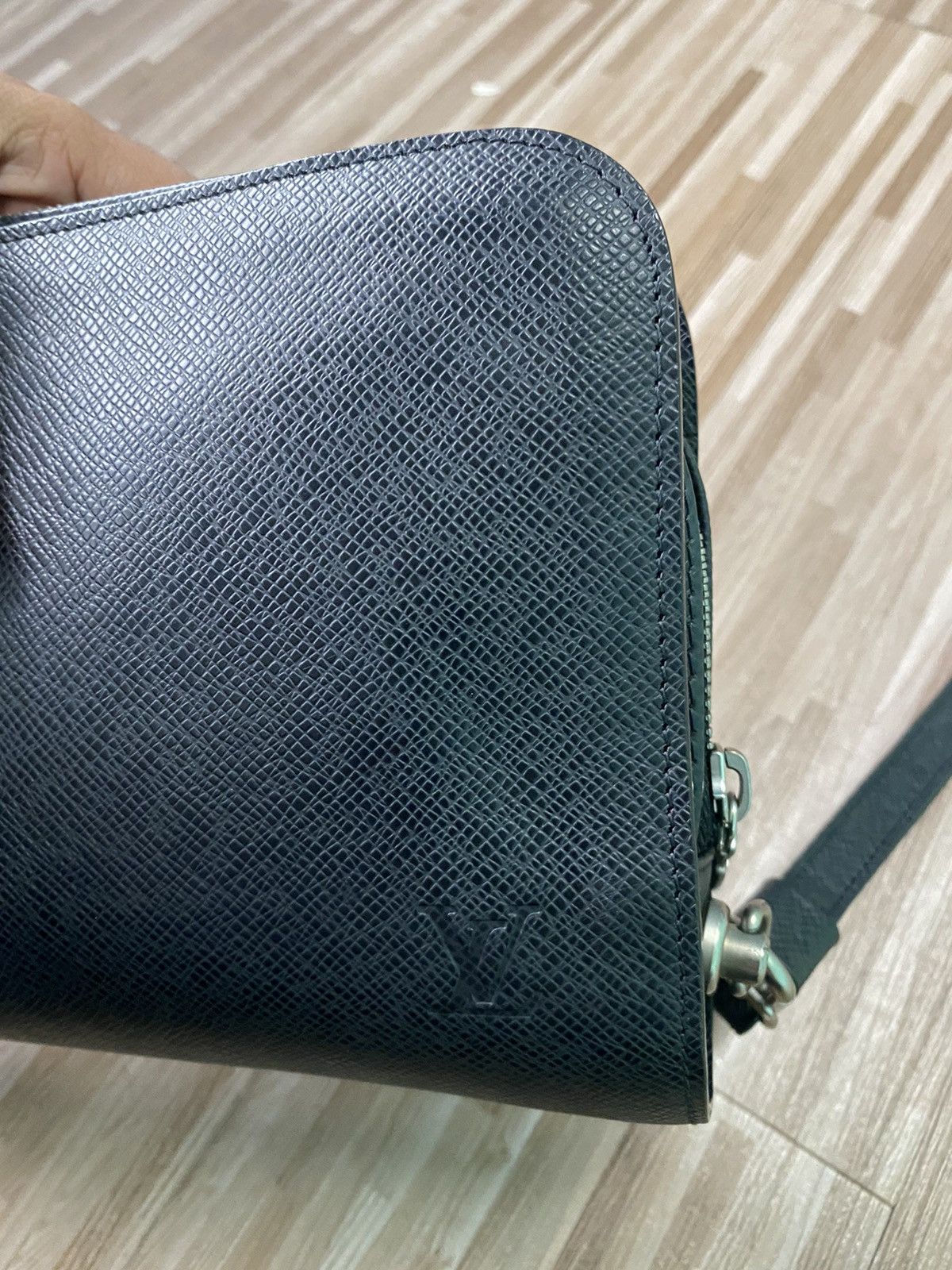Louis Vuitton Authentic Louis Vuitton Black Taiga Clutch Size ONE SIZE - 8 Thumbnail