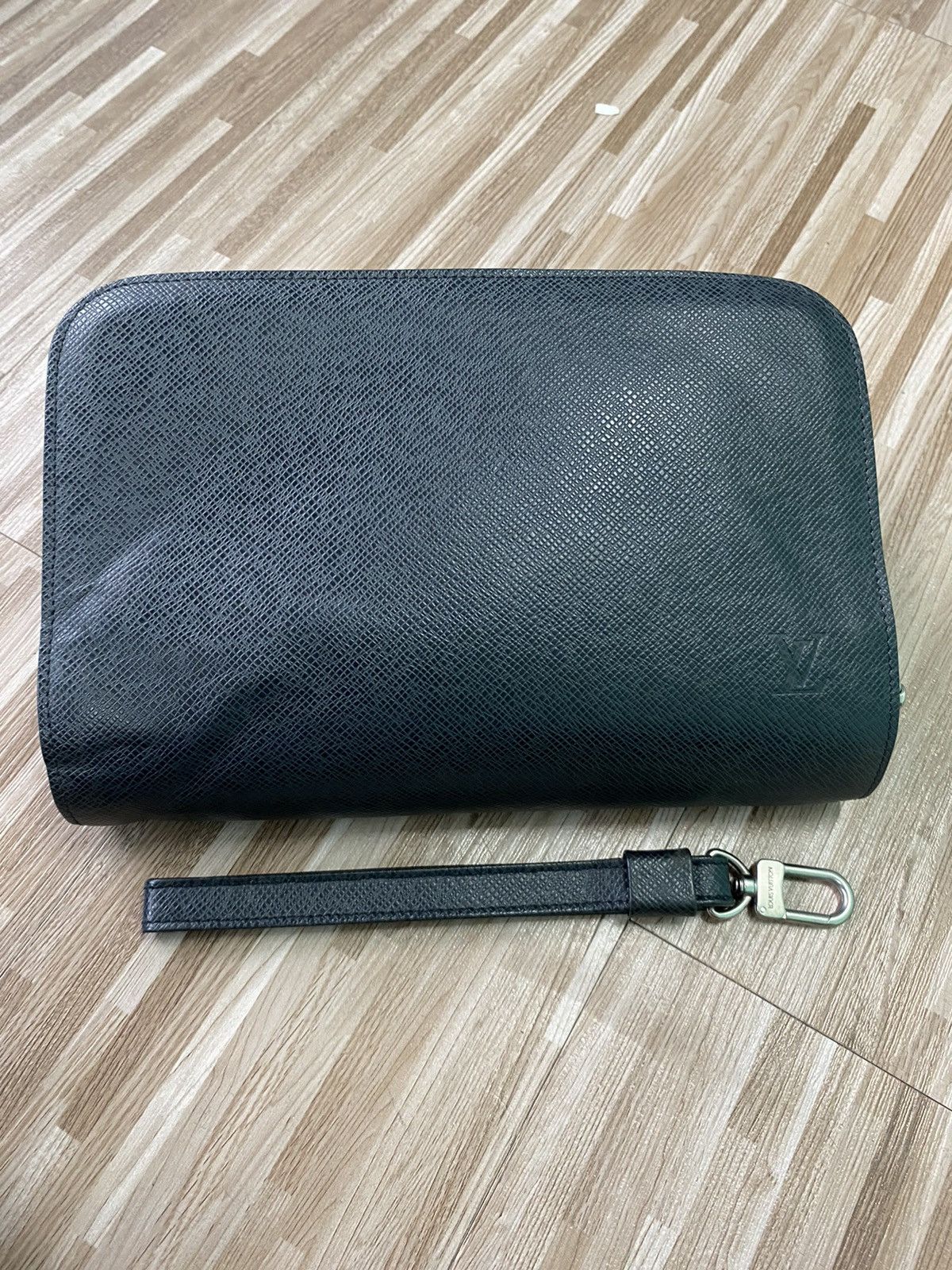 Louis Vuitton Authentic Louis Vuitton Black Taiga Clutch Size ONE SIZE - 14 Thumbnail