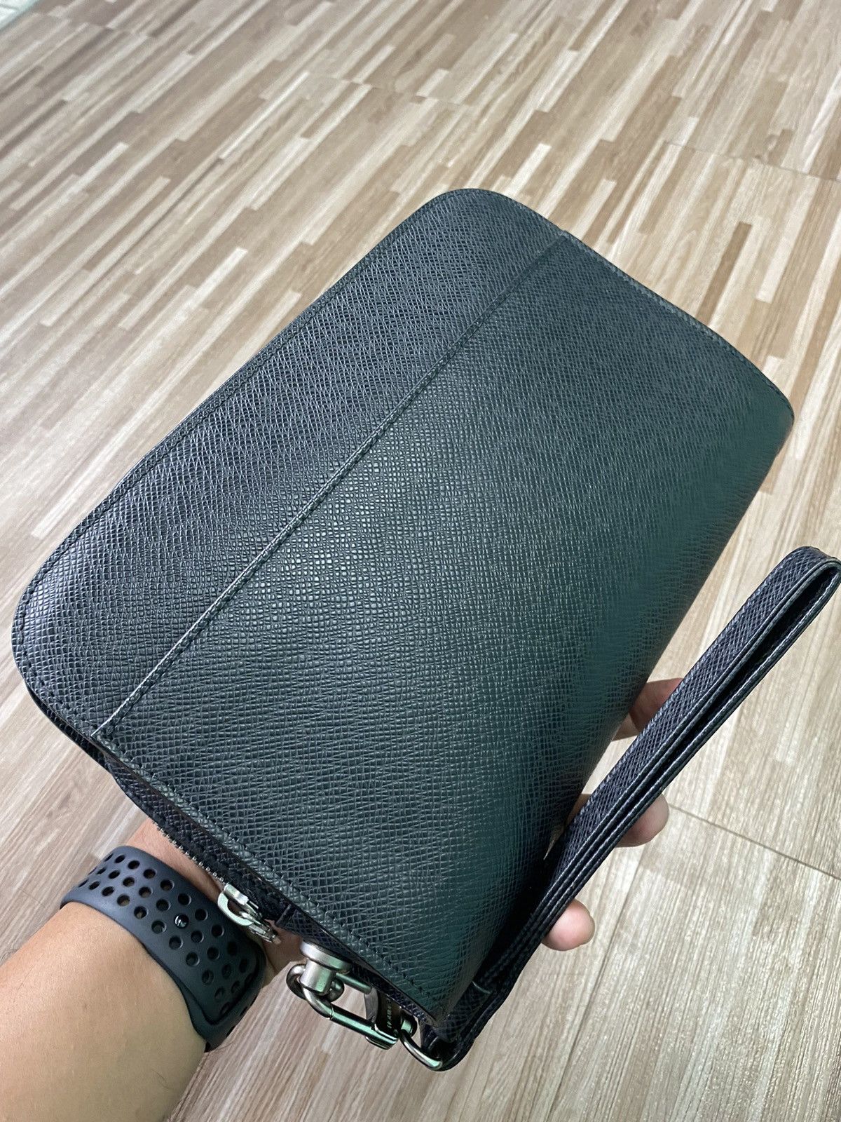 Louis Vuitton Authentic Louis Vuitton Black Taiga Clutch Size ONE SIZE - 16 Thumbnail