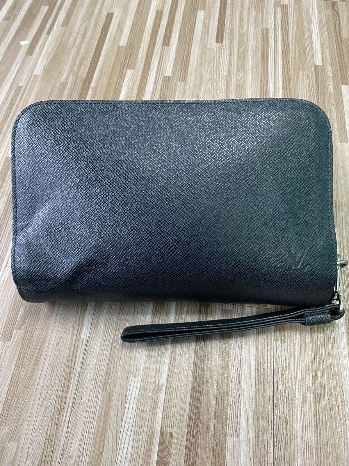 Louis Vuitton Authentic Louis Vuitton Black Taiga Clutch Size ONE SIZE - 20 Thumbnail