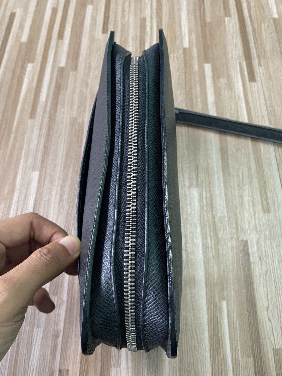 Louis Vuitton Authentic Louis Vuitton Black Taiga Clutch Size ONE SIZE - 5 Thumbnail