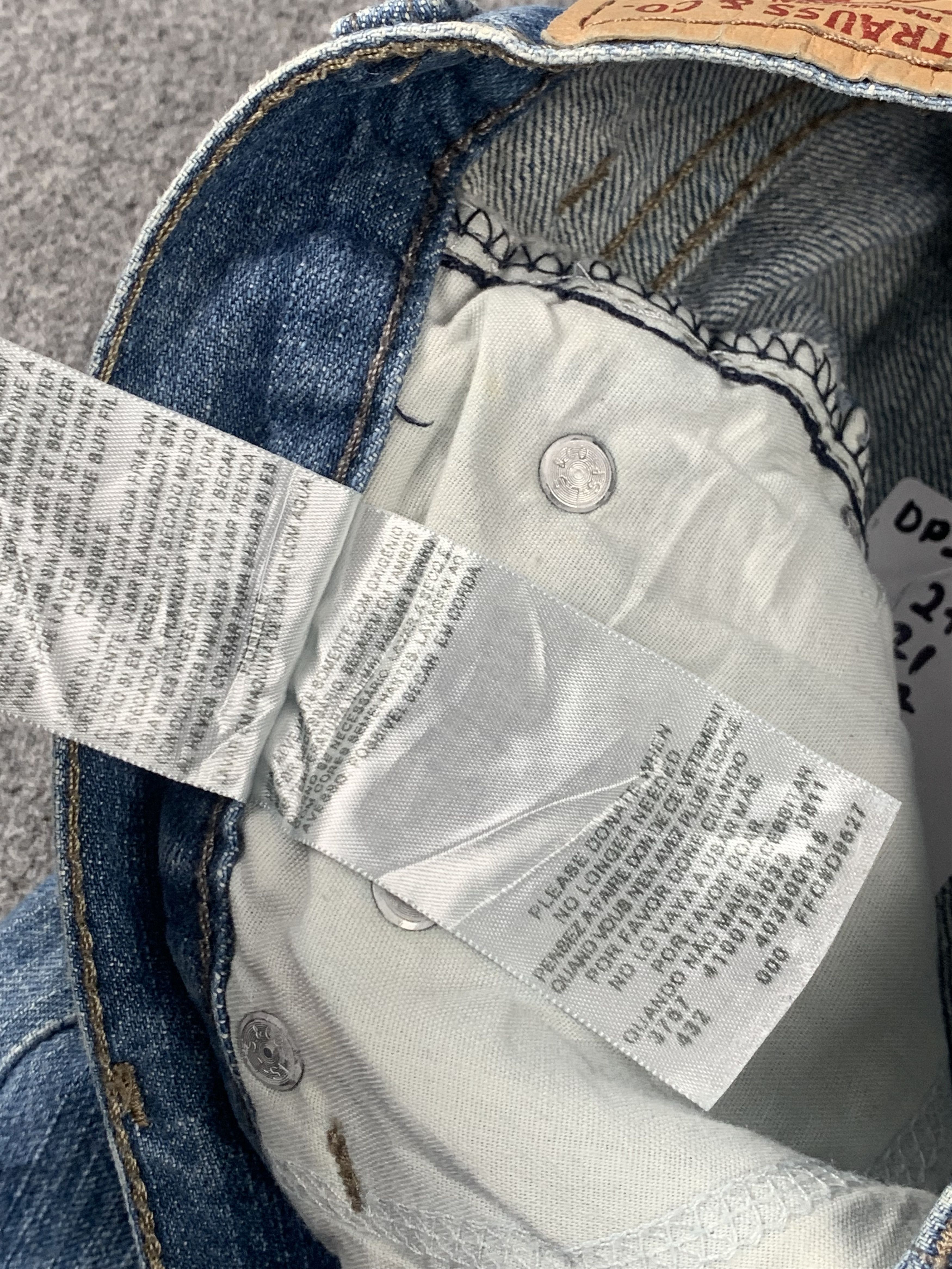 Levi's Vintage Levis 550 Faded Blue Jeans DP2054 Size US 27 - 8 Thumbnail
