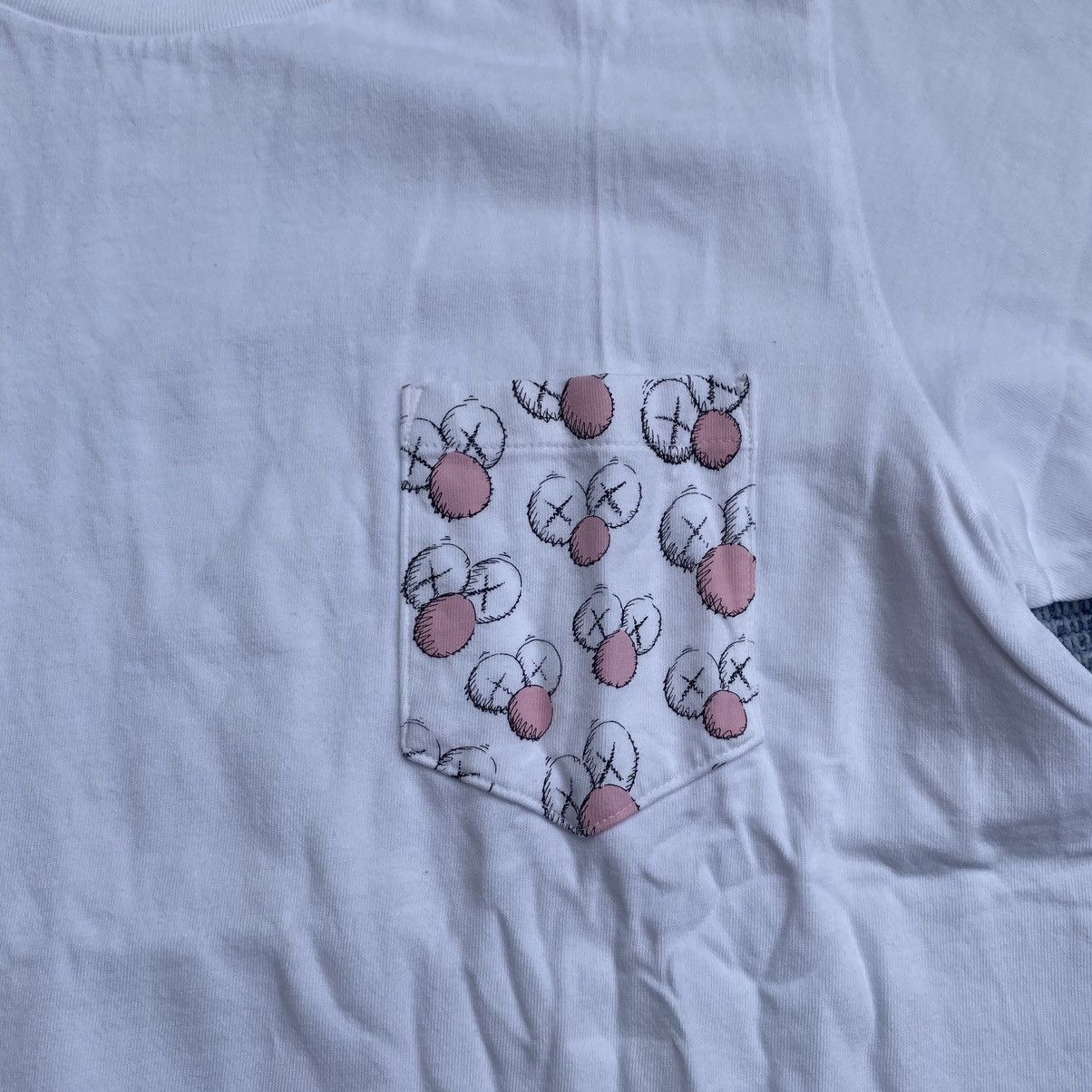 Kaws × Uniqlo pocket tee Size US M / EU 48-50 / 2 - 2 Thumbnail