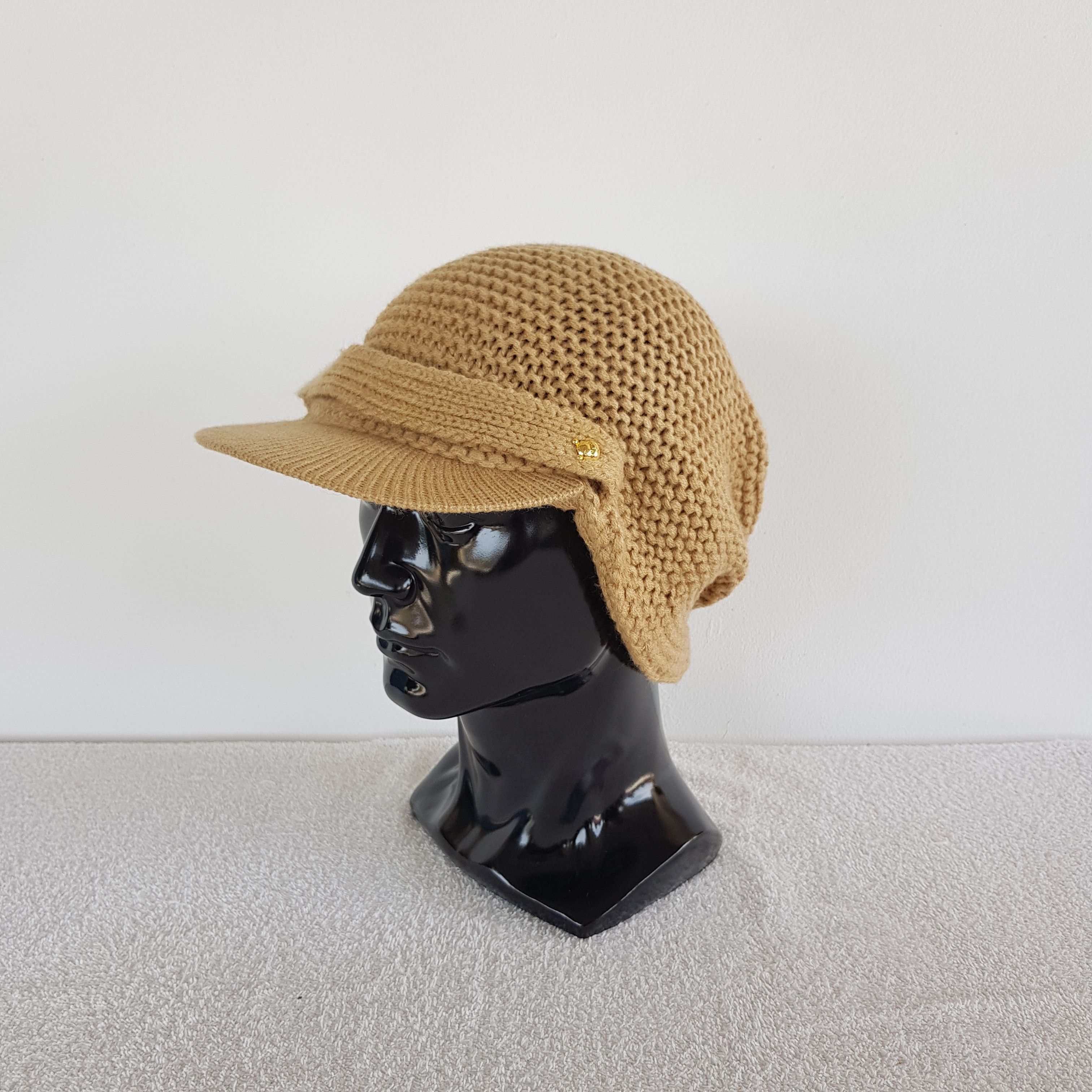 Disney × Vintage Vintage Disney Resort Beanie Snow Cap Crochet Hats Size ONE SIZE - 1 Thumbnail