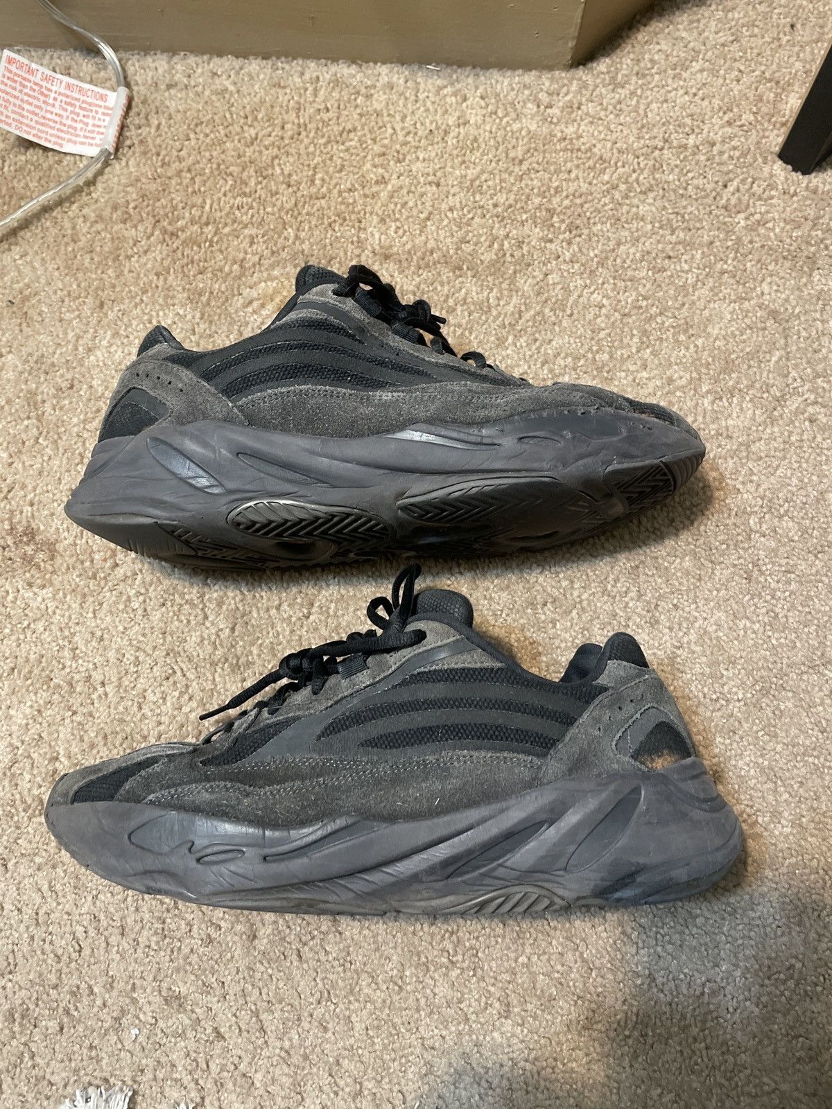 yeezy vanta black 700