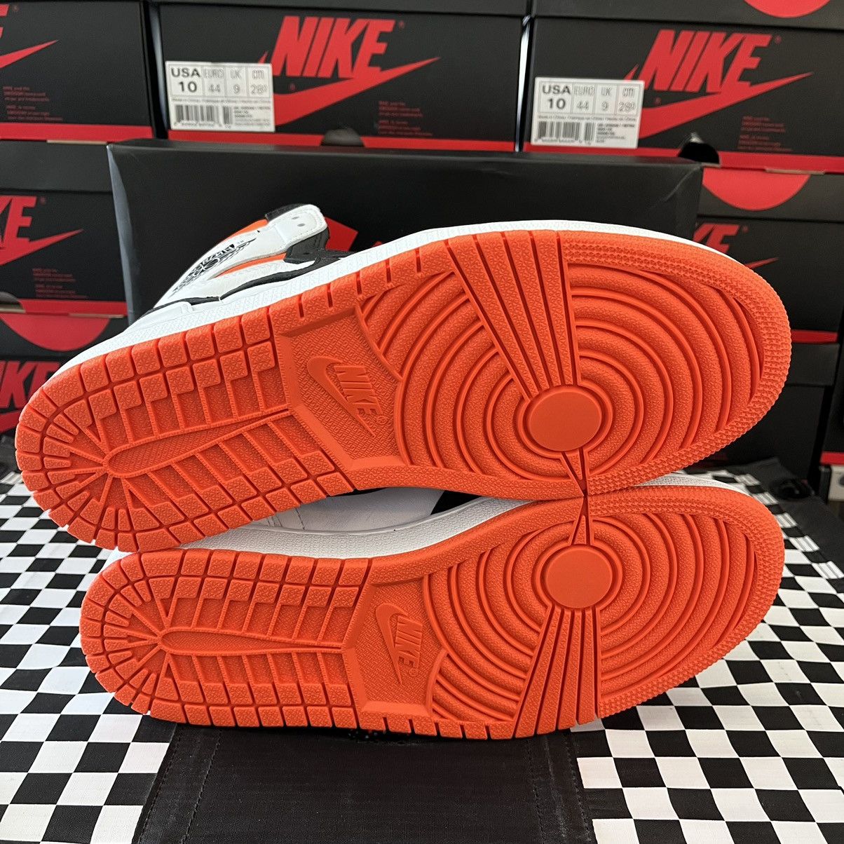 Jordan Brand Air Jordan 1 Retro High OG Electro Orange Size 9 Size US 9 / EU 42 - 5 Thumbnail