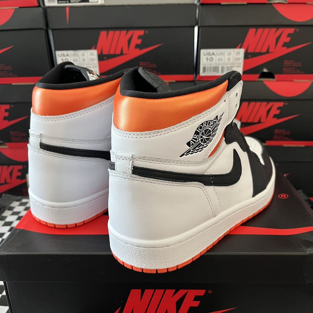 Jordan Brand Air Jordan 1 Retro High OG Electro Orange Size 9 Size US 9 / EU 42 - 11 Thumbnail