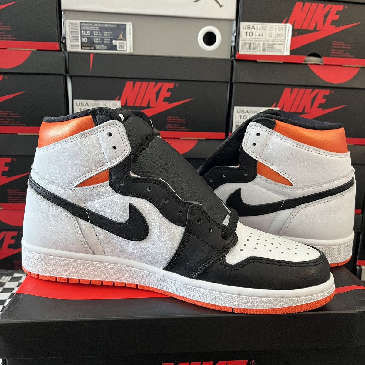 Jordan Brand Air Jordan 1 Retro High OG Electro Orange Size 9 Size US 9 / EU 42 - 13 Thumbnail