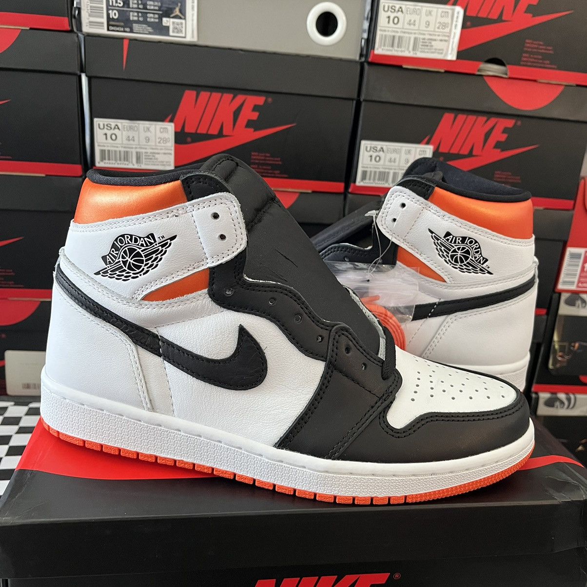 Jordan Brand Air Jordan 1 Retro High OG Electro Orange Size 9 Size US 9 / EU 42 - 12 Thumbnail