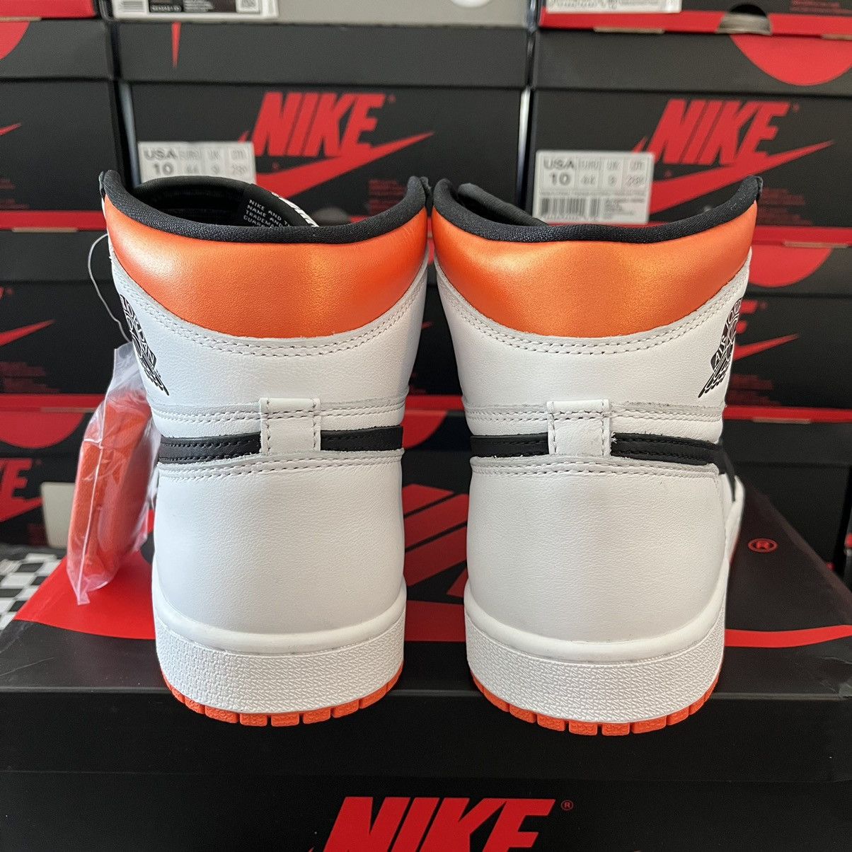 Jordan Brand Air Jordan 1 Retro High OG Electro Orange Size 9 Size US 9 / EU 42 - 10 Thumbnail