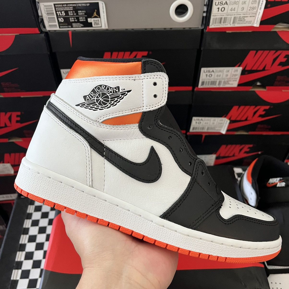 Jordan Brand Air Jordan 1 Retro High OG Electro Orange Size 9 Size US 9 / EU 42 - 19 Thumbnail