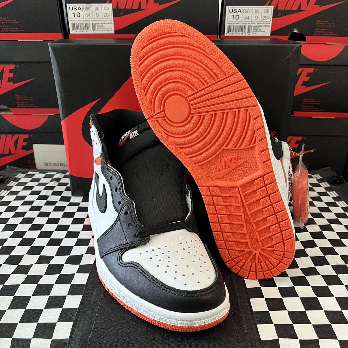 Jordan Brand Air Jordan 1 Retro High OG Electro Orange Size 9 Size US 9 / EU 42 - 4 Thumbnail
