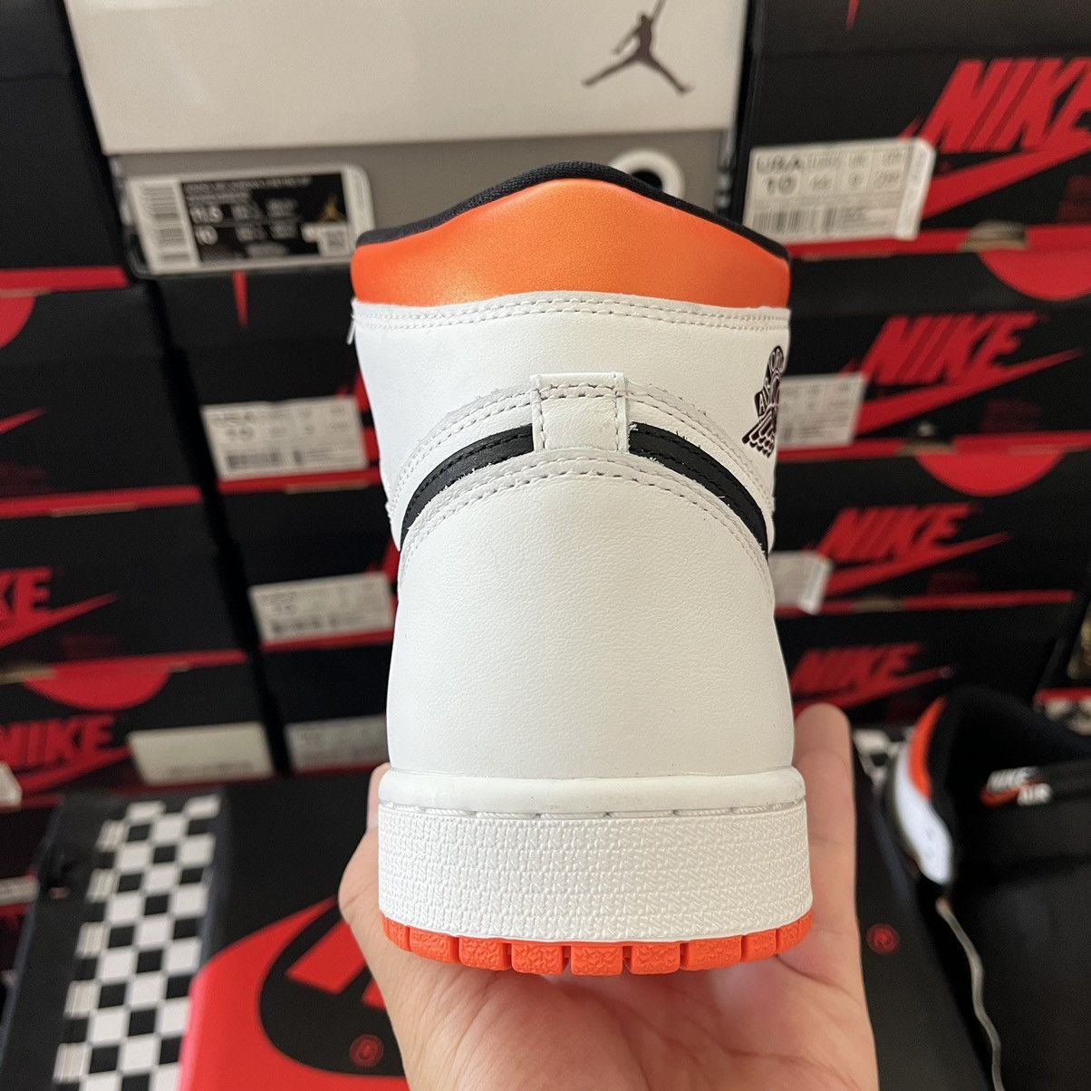Jordan Brand Air Jordan 1 Retro High OG Electro Orange Size 9 Size US 9 / EU 42 - 20 Thumbnail