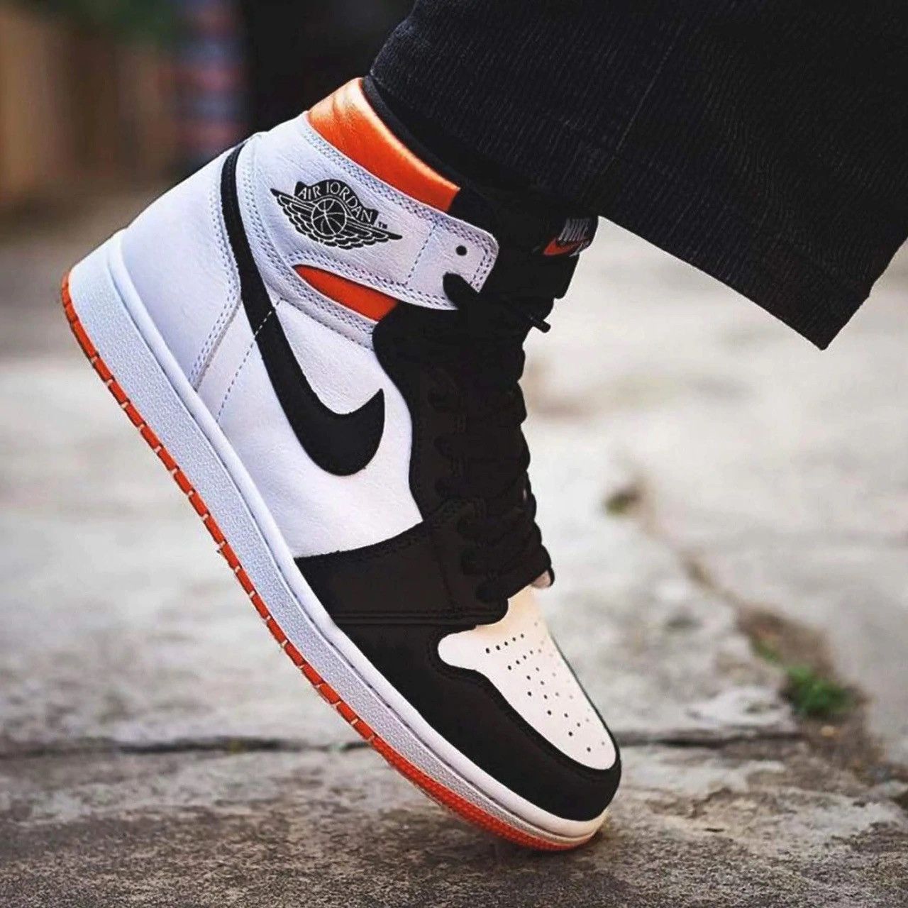 Jordan Brand Air Jordan 1 Retro High OG Electro Orange Size 9 Size US 9 / EU 42 - 23 Thumbnail