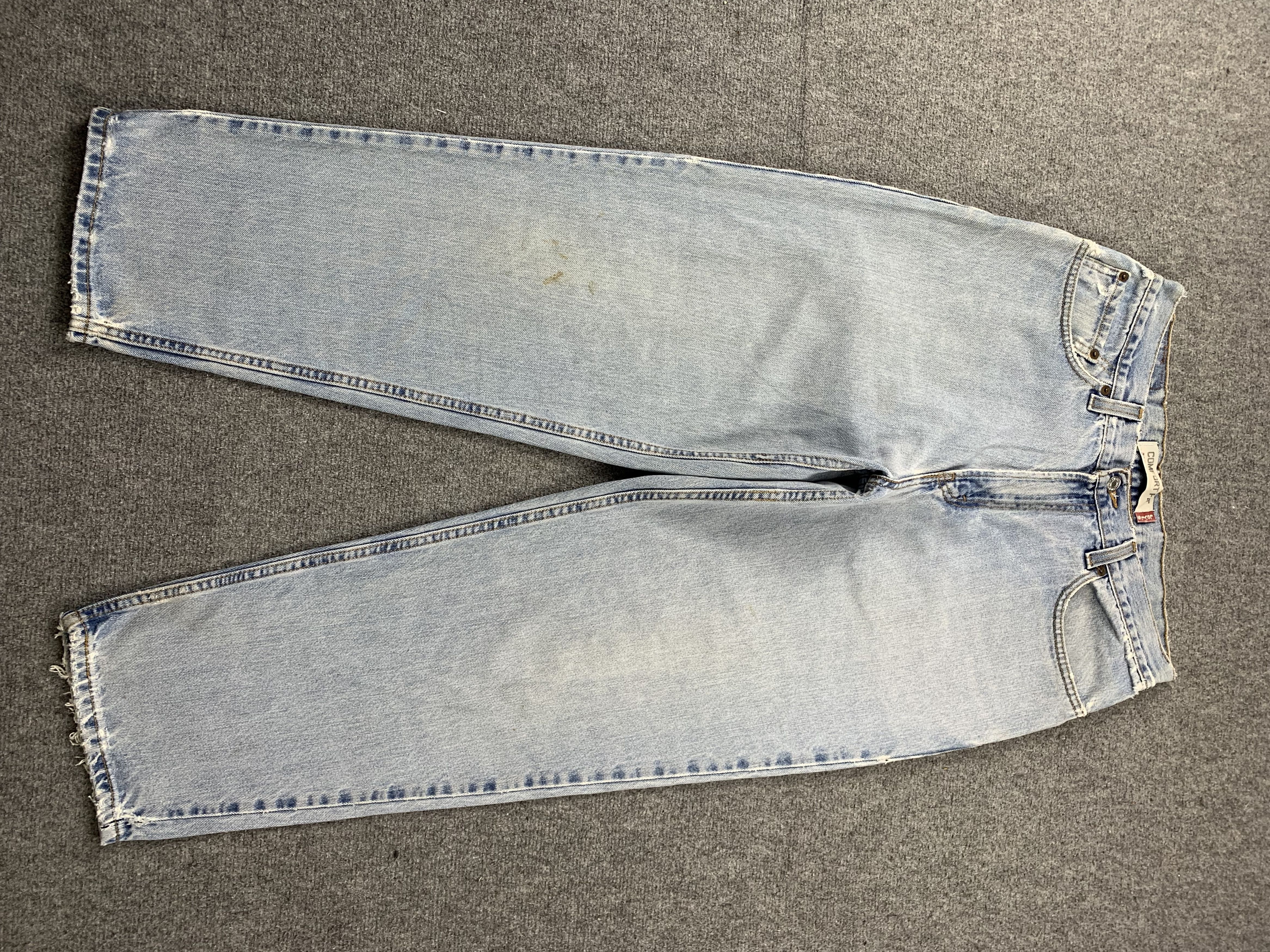 image of Levis 560 Light Wash Jeans in Blue Denim, Men's (Size 32)