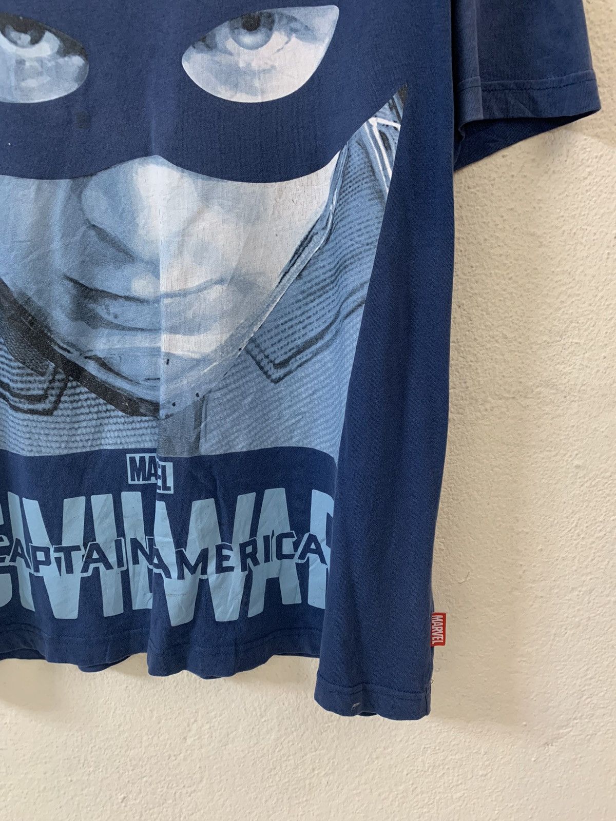 Marvel Comics Uniqlo x Marvel Captain America Civil War Tee Size US XL / EU 56 / 4 - 2 Thumbnail