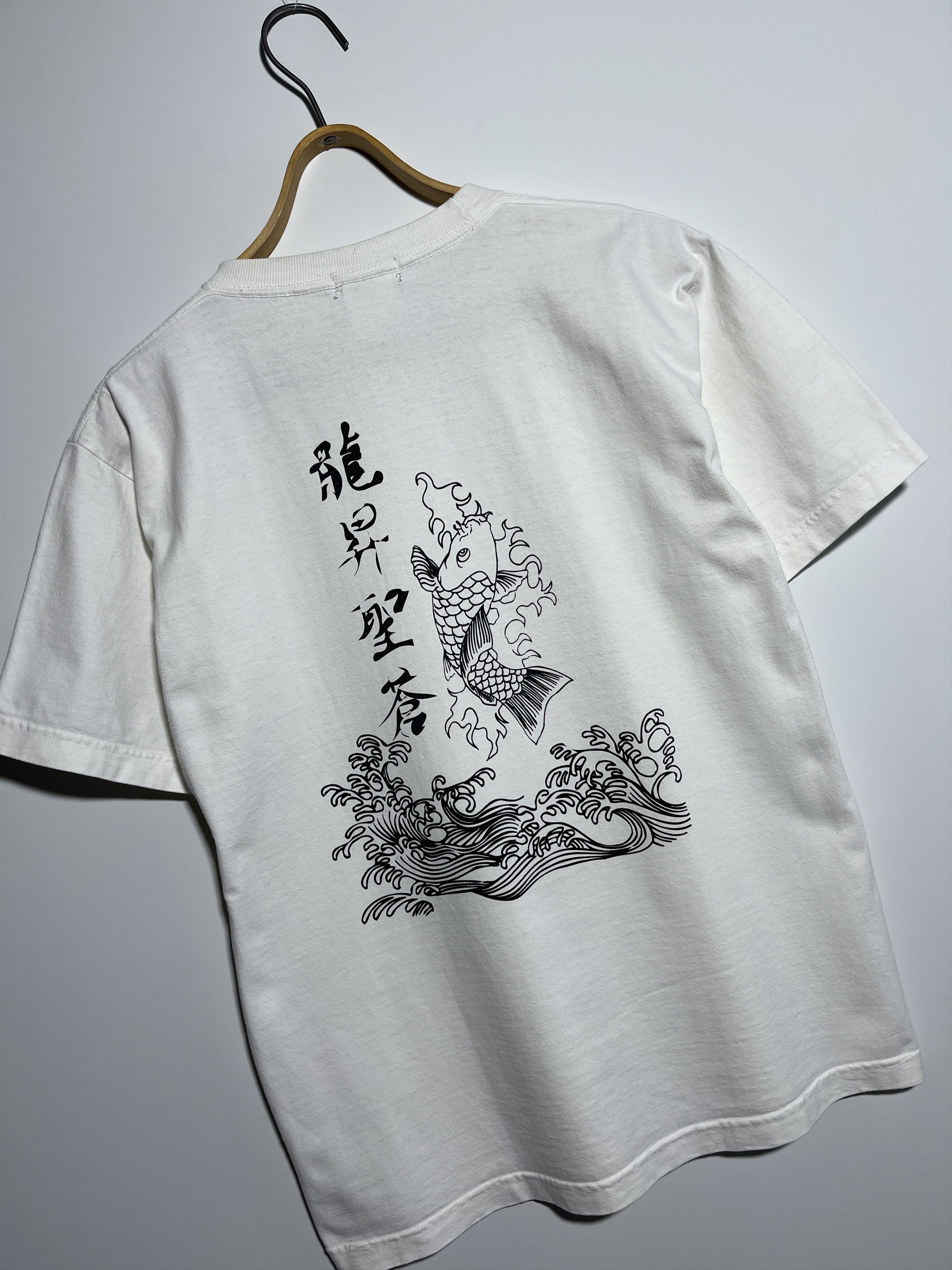 Japanese Brand × Vintage Japanese Koi Fish Sukajan White T-Shirt Size L Size US L / EU 52-54 / 3 - 4 Thumbnail
