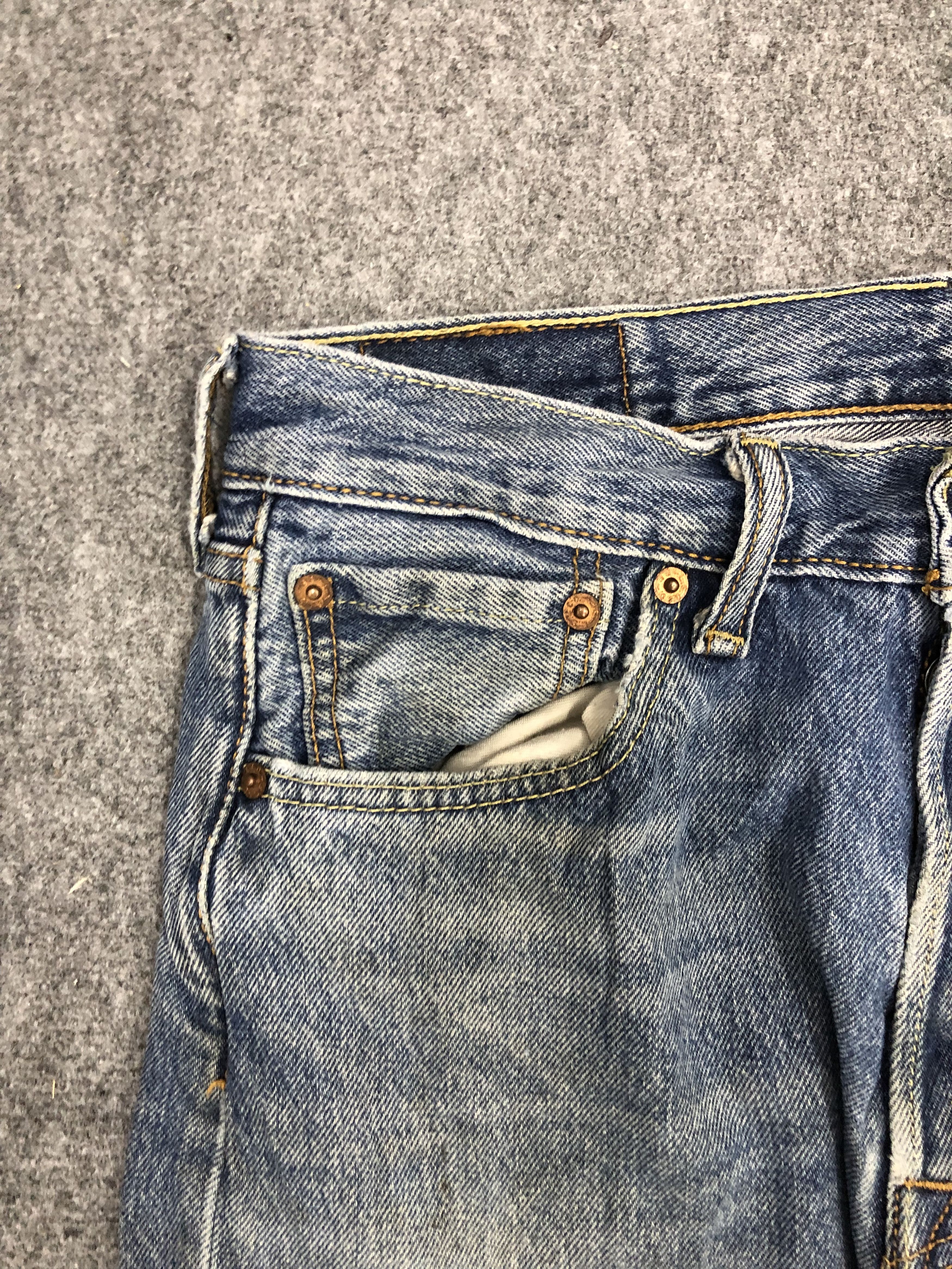 Levi's Vintage Levis 501 Light Wash Jeans DP0974 Size US 31 - 9 Thumbnail