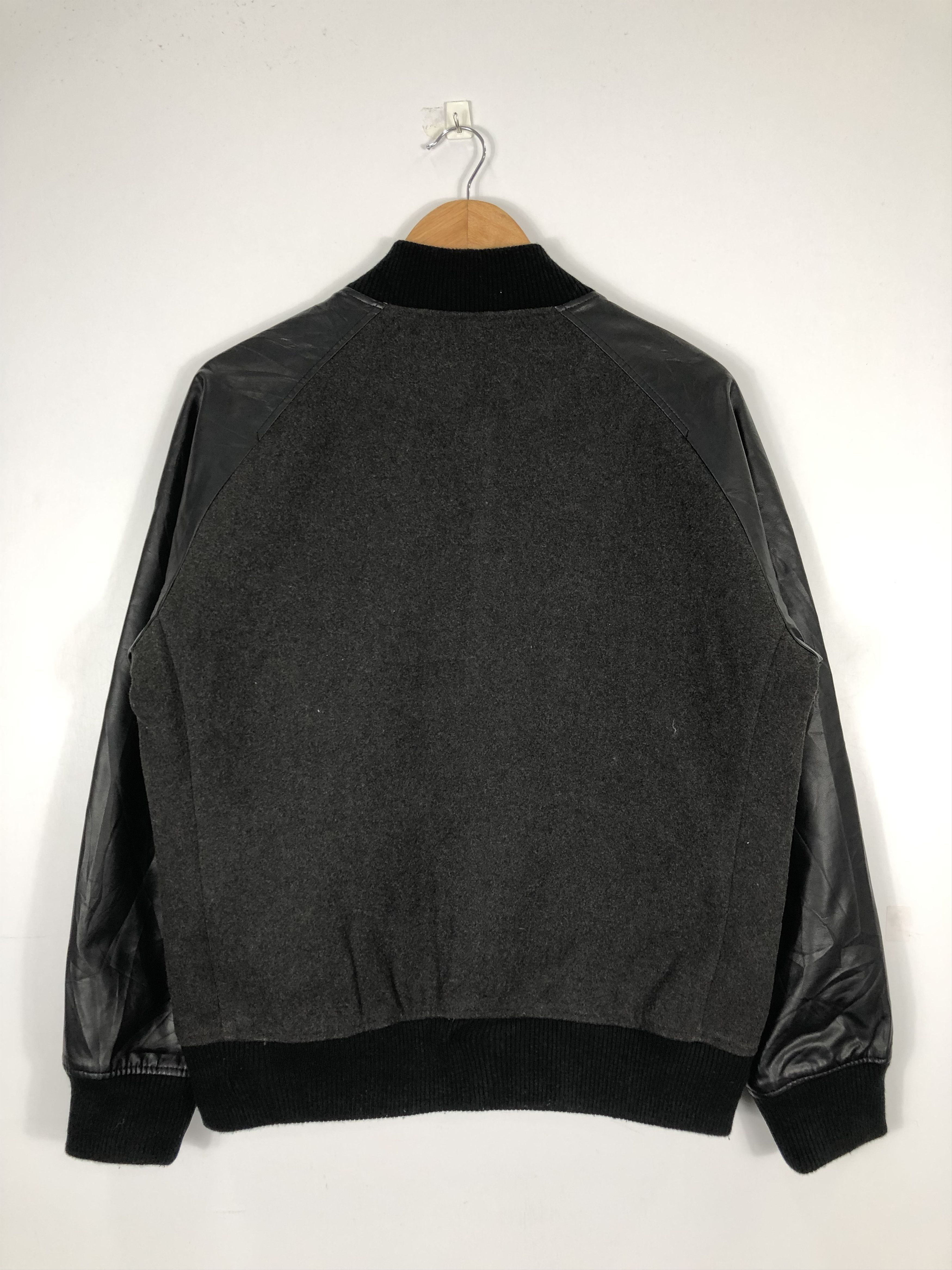 Uniqlo Uniqlo Varsity Jacket Syhntetic Leather Sleeve V0201 Size US M / EU 48-50 / 2 - 3 Thumbnail