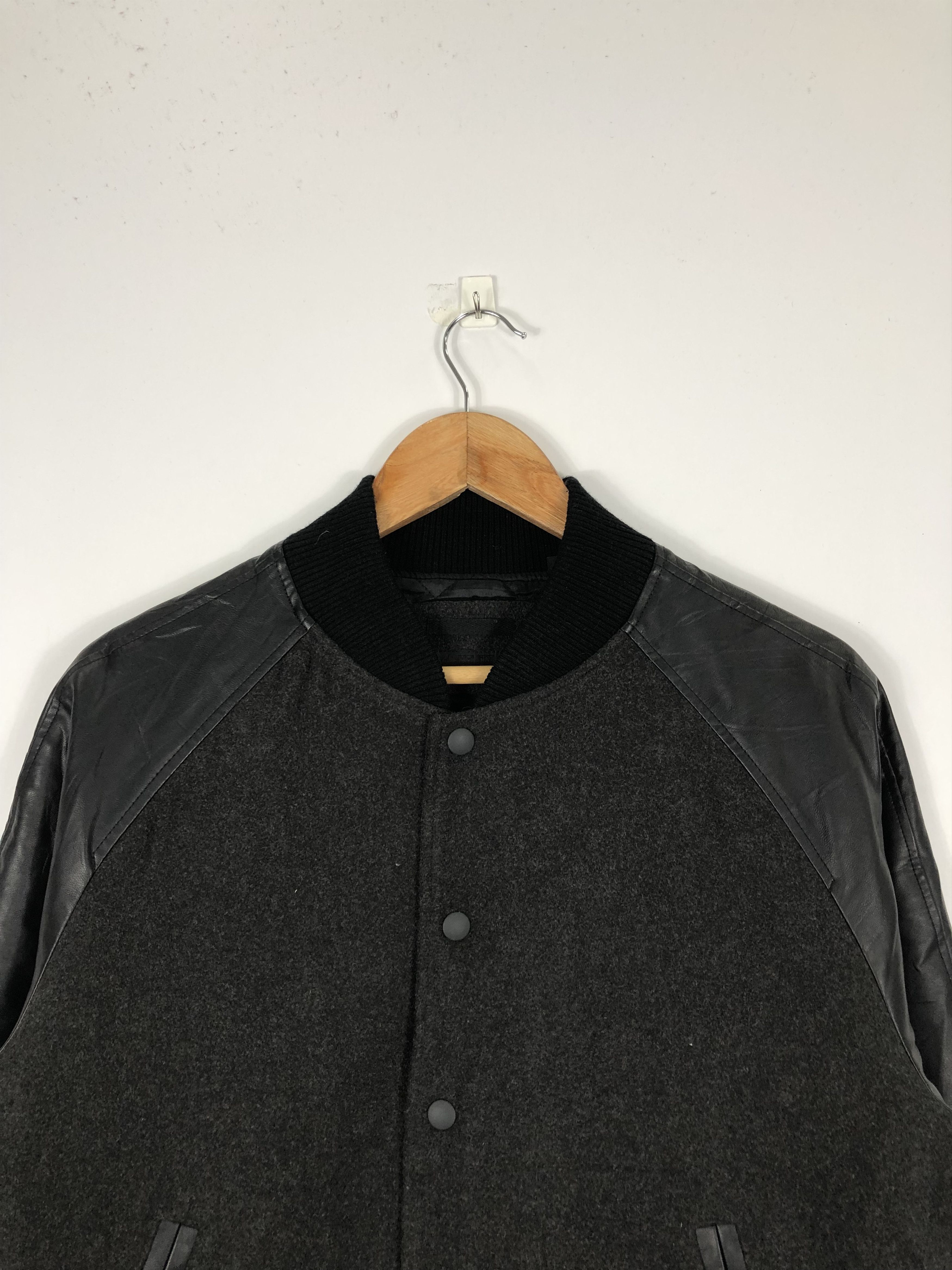 Uniqlo Uniqlo Varsity Jacket Syhntetic Leather Sleeve V0201 Size US M / EU 48-50 / 2 - 2 Thumbnail