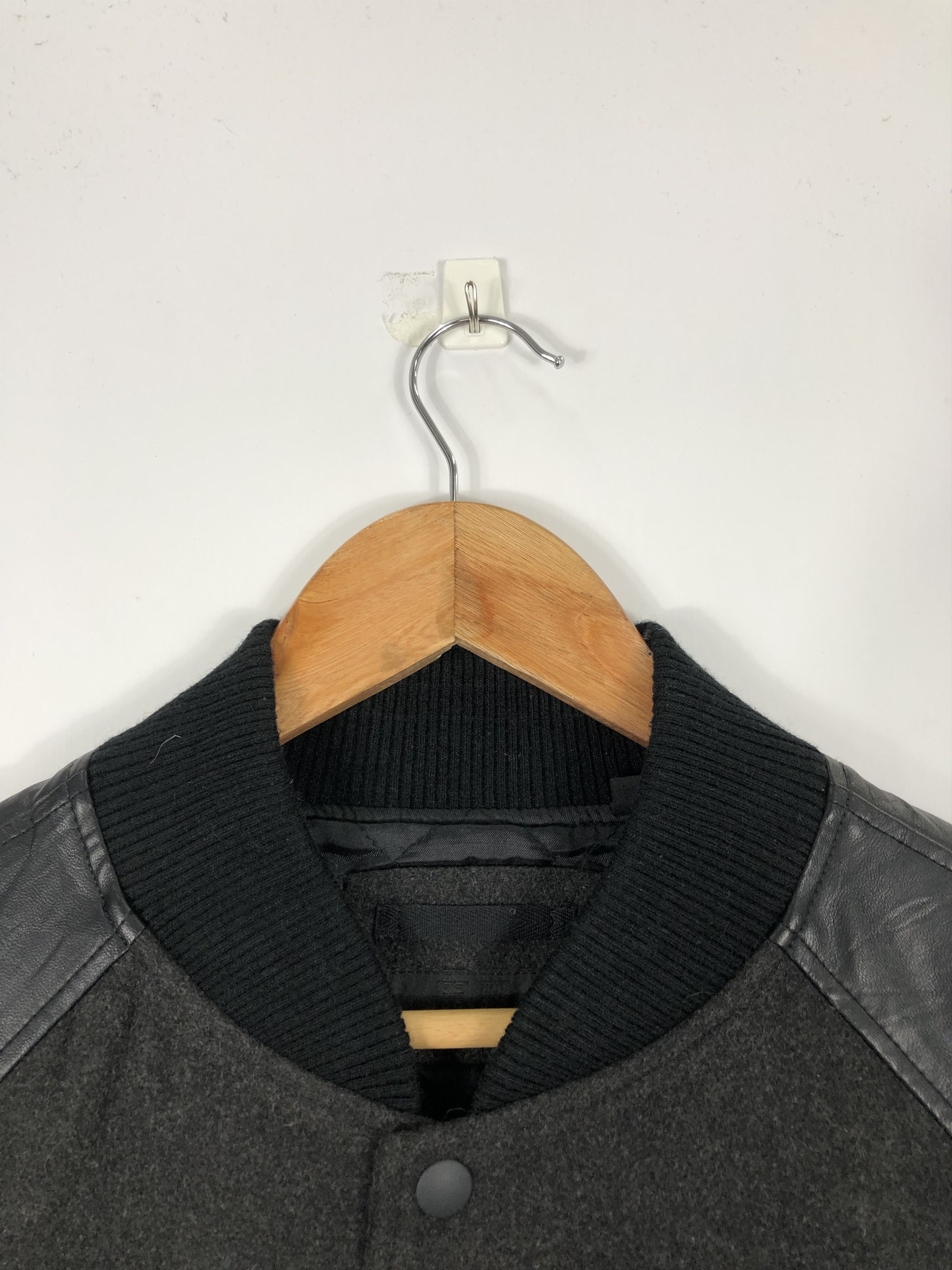 Uniqlo Uniqlo Varsity Jacket Syhntetic Leather Sleeve V0201 Size US M / EU 48-50 / 2 - 5 Thumbnail