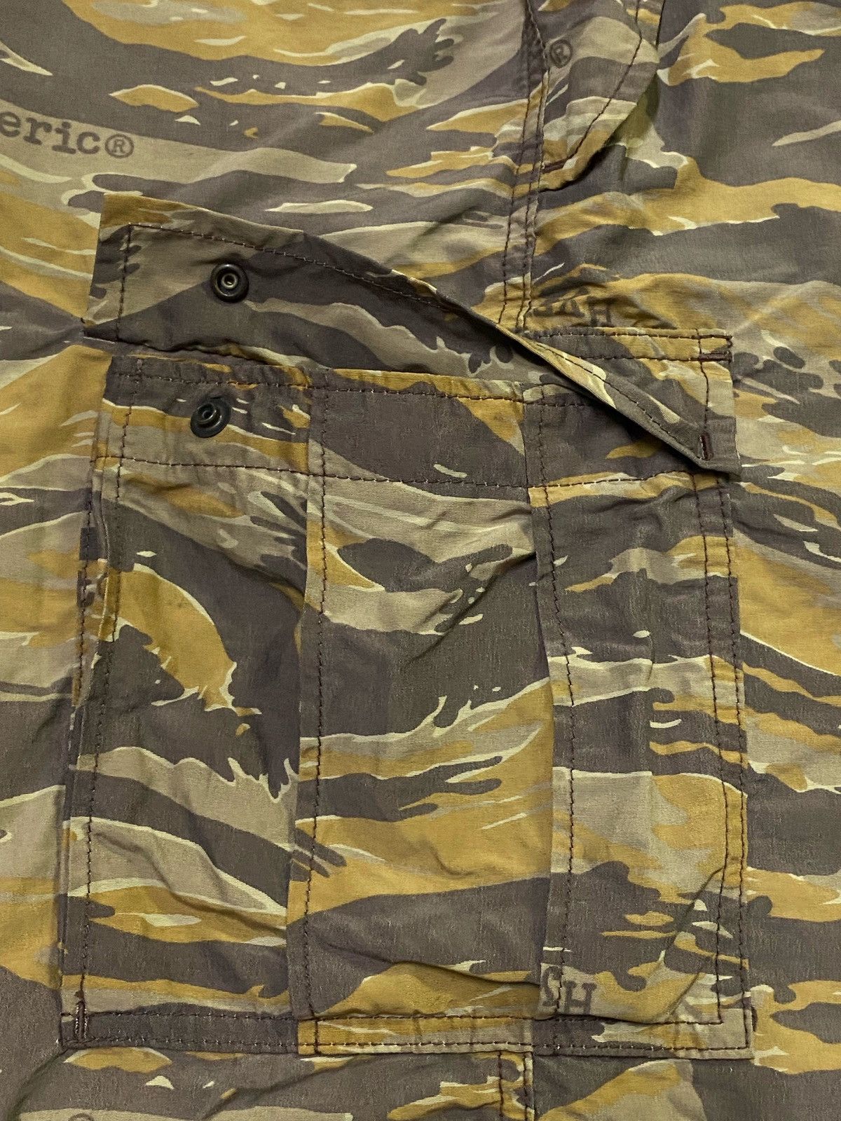 Hysteric Glamour Vintage 90s Hysteric Glamour Tiger Stripe Cargo Short Pants Size US 34 / EU 50 - 16 Thumbnail