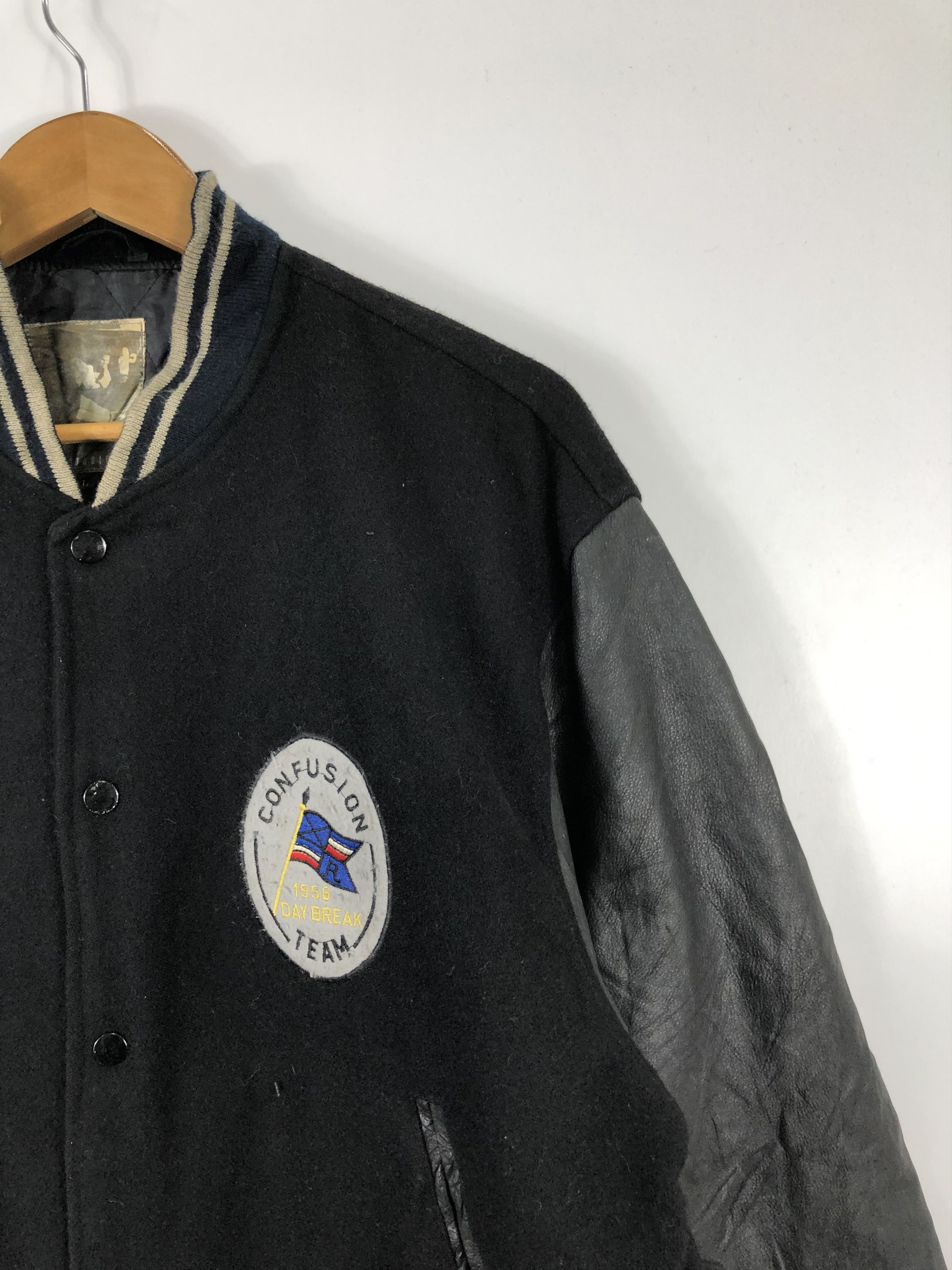 Vintage Vintage 80s Embroidered Varsity Jacket Leather V0235 Size US L / EU 52-54 / 3 - 5 Thumbnail