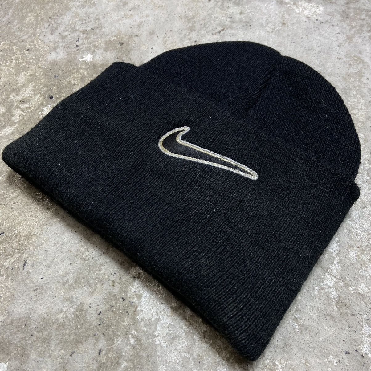 Nike 1990s ARCHIVE NIKE CENTRE SWOOSH SUN FADED BEANIE HAT Size ONE SIZE - 2 Thumbnail