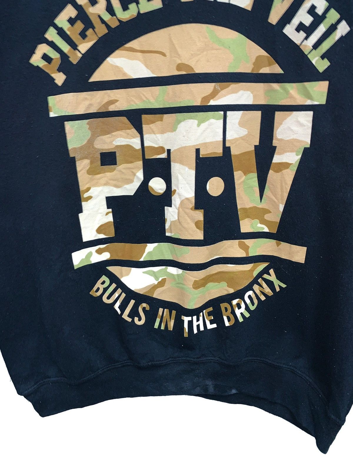 Band Tees PIERCE THE VEIL "Bulls In The Bronx" Sweatshirt. Size US L / EU 52-54 / 3 - 5 Thumbnail