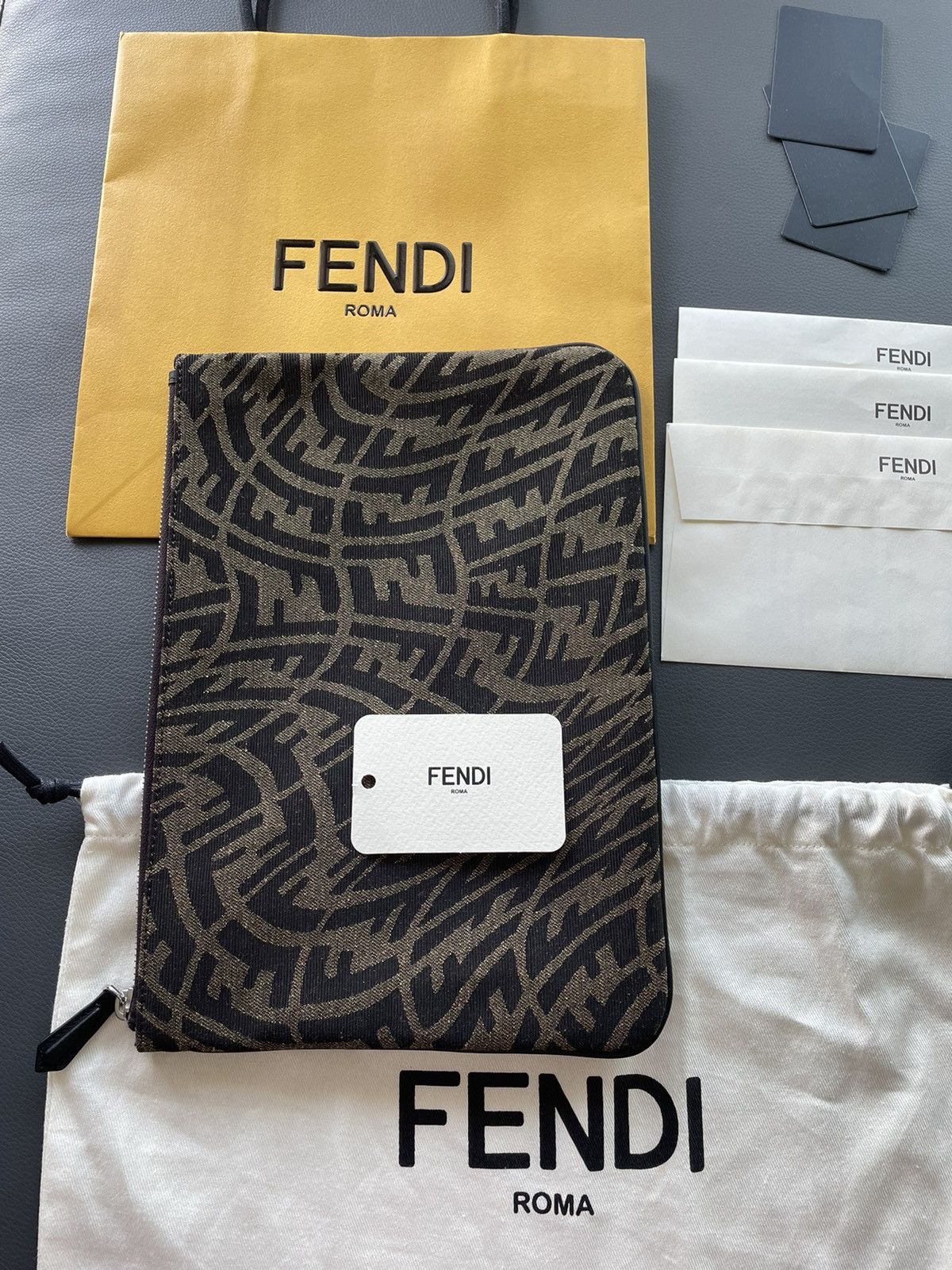 Fendi Brand New Super Runway Fendi Logo Bag Size ONE SIZE - 3 Thumbnail