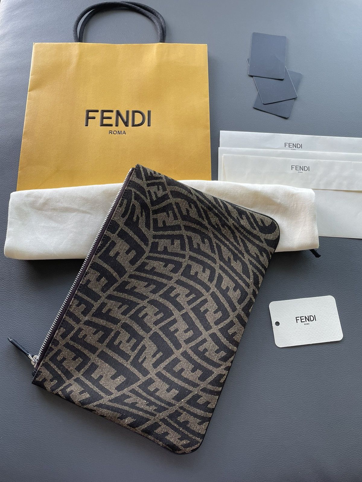 Fendi Brand New Super Runway Fendi Logo Bag Size ONE SIZE - 2 Thumbnail