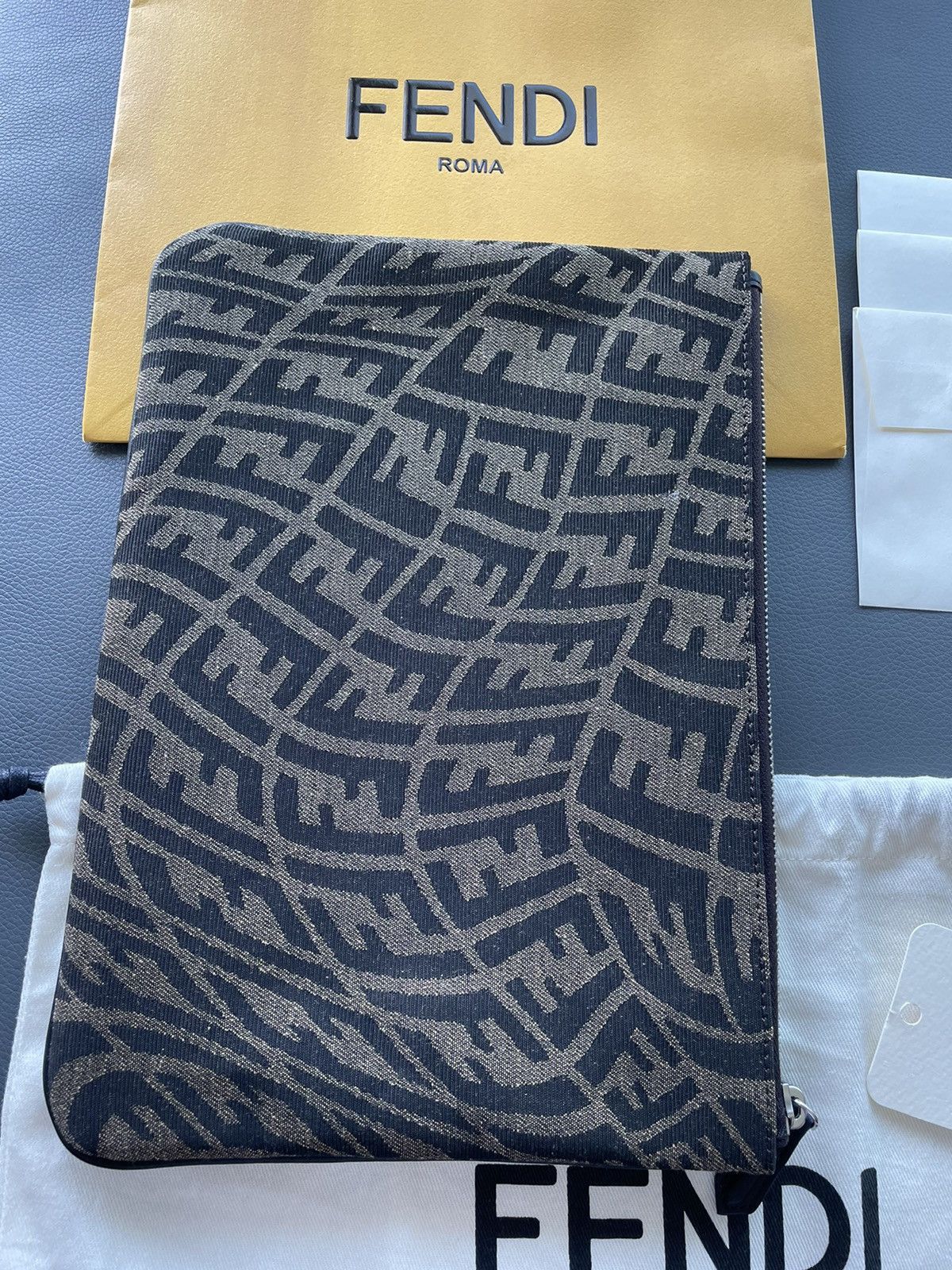 Fendi Brand New Super Runway Fendi Logo Bag Size ONE SIZE - 4 Thumbnail