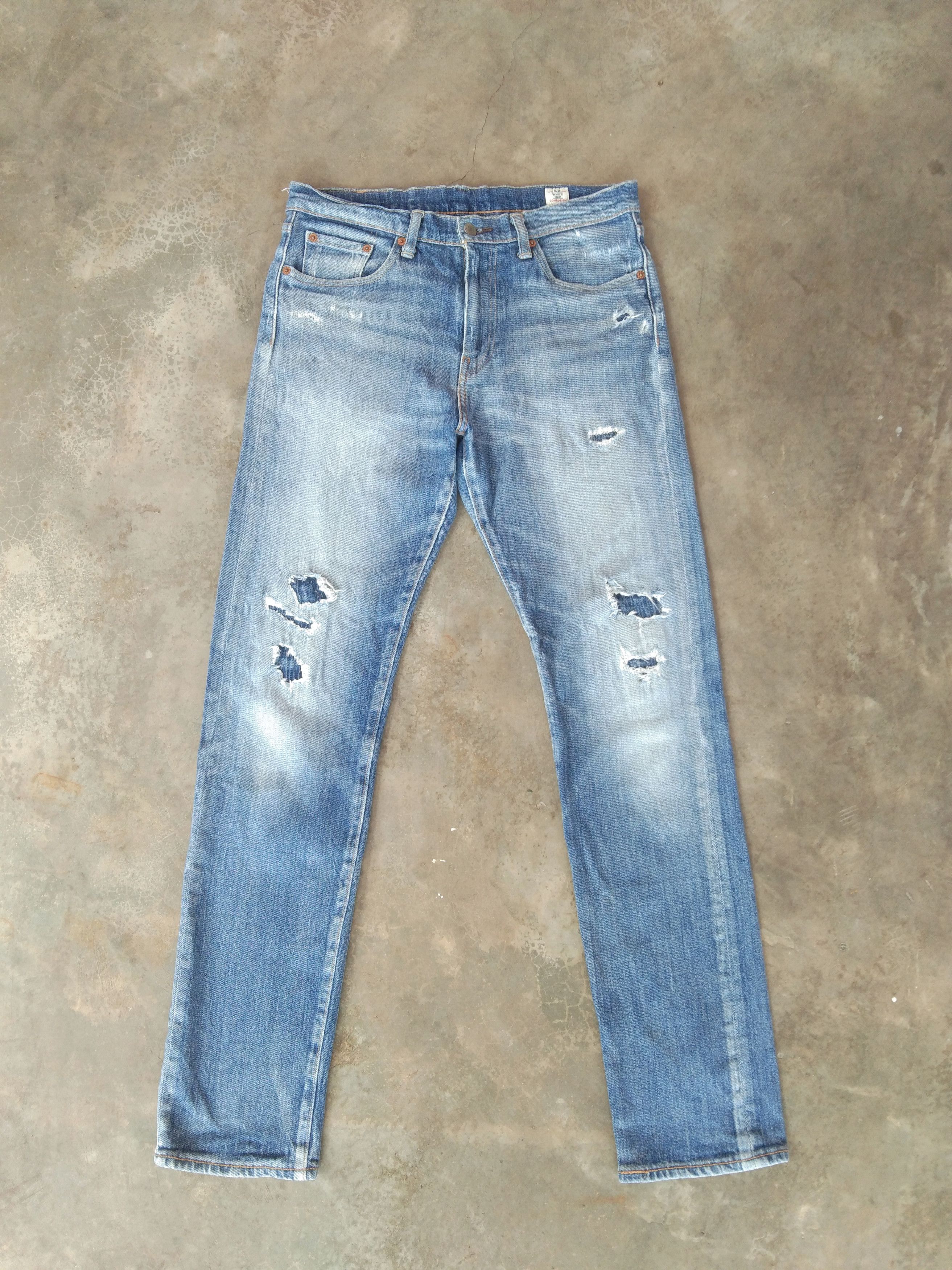 image of Vintage Levi's Jeans 522 White Oak Cone Distressed Denim in Blue, Men's (Size 30)