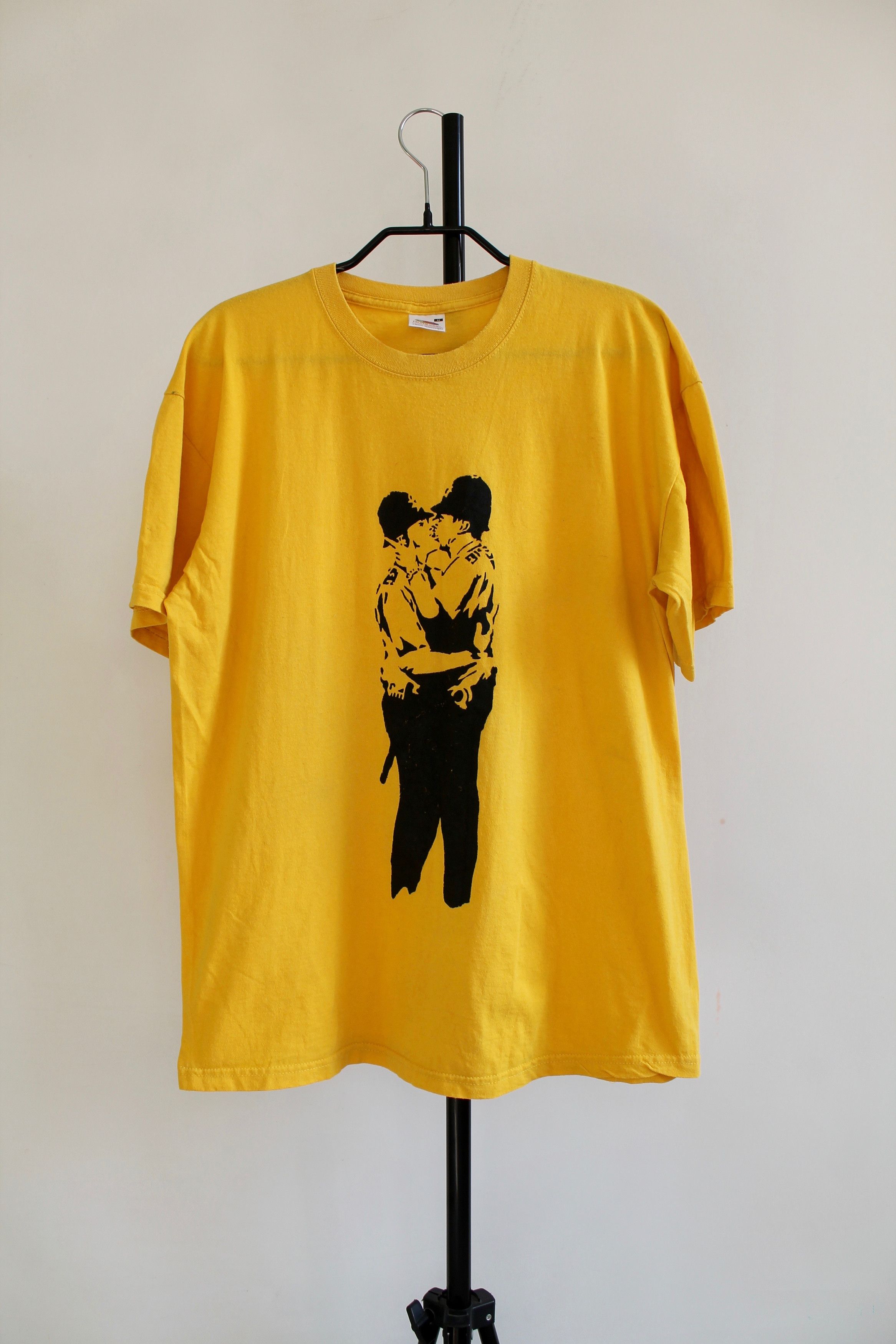 Vintage BANKSY "Kissing Policemen" vintage t shirt ART tee Size US M / EU 48-50 / 2 - 1 Thumbnail