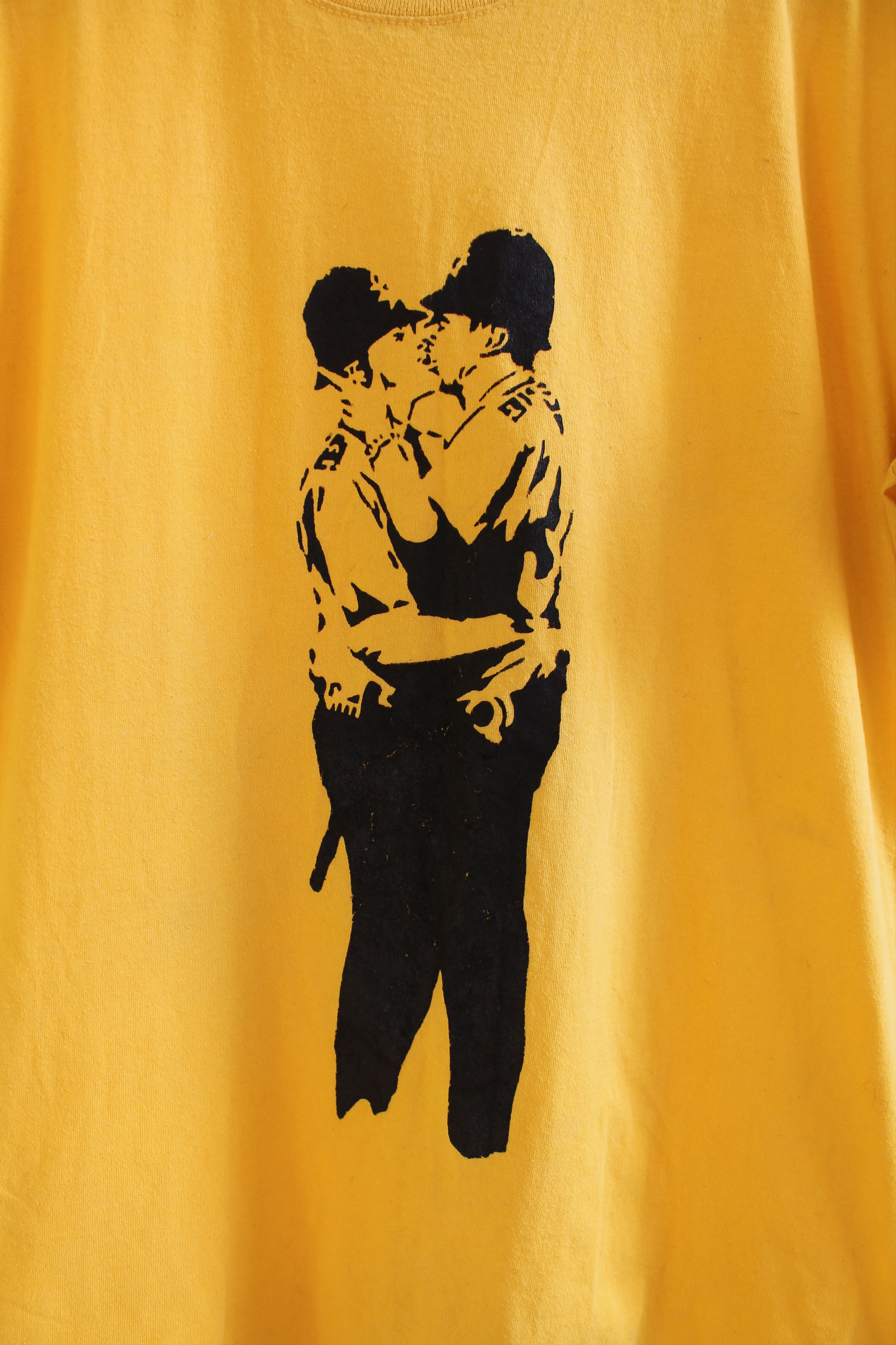 Vintage BANKSY "Kissing Policemen" vintage t shirt ART tee Size US M / EU 48-50 / 2 - 2 Thumbnail