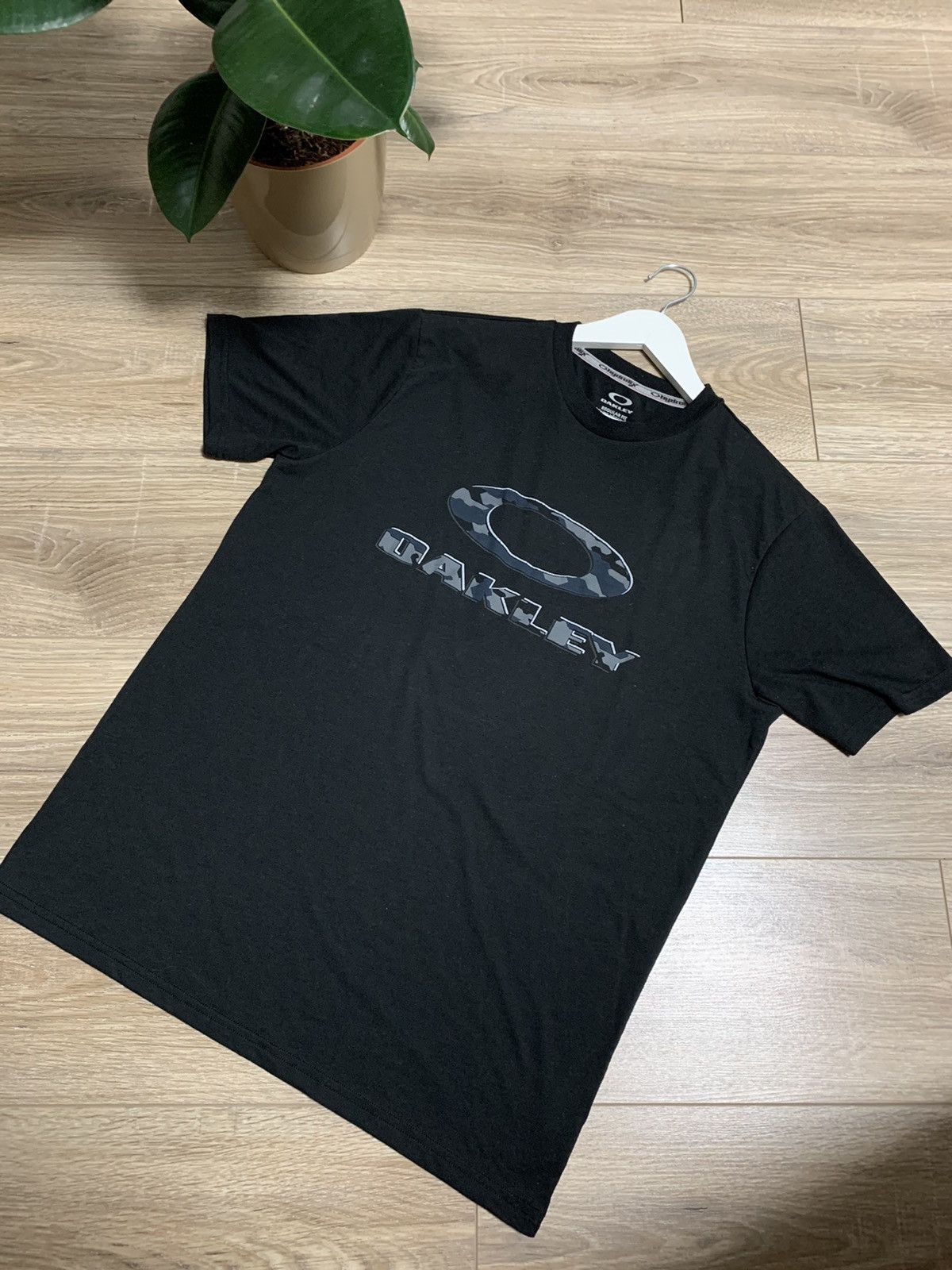 Oakley Vintage tee Oakley reflective logo Size US L / EU 52-54 / 3 - 1 Thumbnail